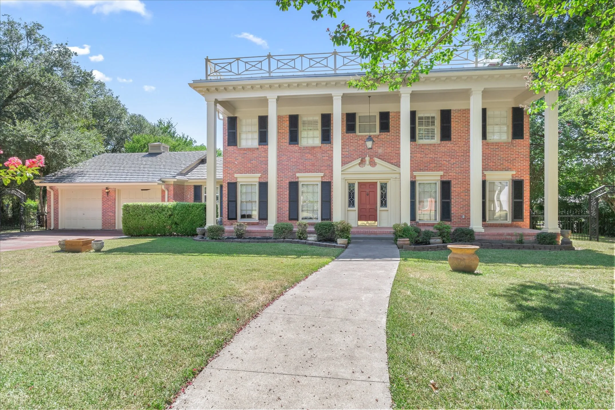 Single Family Residence For Sale in Van Zandt County , 321 S Mary, Wills Point, Texas 75169, 3 Bedroom, 3 Bathroom, 2 Garage spaces, 3,156 Sqft, built in 1949, Price $499,900, mls#21333236, Real Estate Agent in Wills Point, Homes For Sale in Van Zandt county, Homes For Sale in Wills Point, Realtor in Wills Point Texas, Real Estate Brokerage Independent Realty Texas, Luminita Cordes Realtor