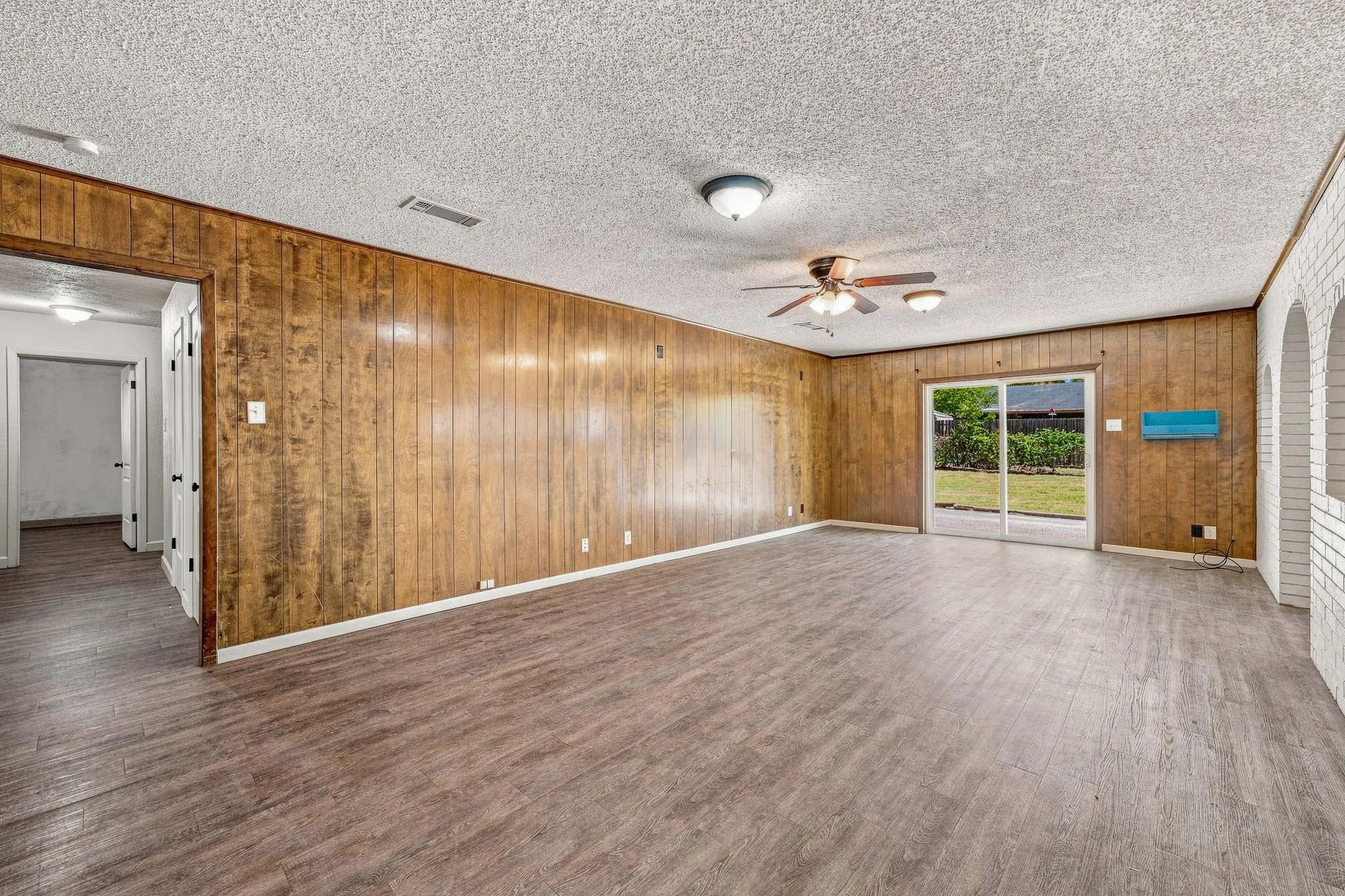 Single Family Residence For Sale in Erath County , 905 Meadowlark Lane, Stephenville, Texas 76401, 3 Bedroom, 2 Bathroom, 2 Garage spaces, 1,982 Sqft, built in 1970, mls#21356460, Real Estate Agent in Stephenville, Homes For Sale in Erath county, Homes For Sale in Stephenville, Realtor in Stephenville Texas, Real Estate Brokerage Independent Realty Texas, Luminita Cordes Realtor