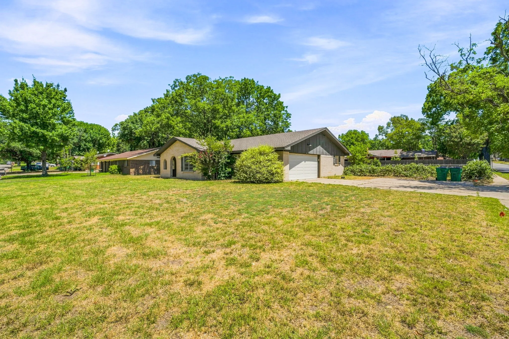 Single Family Residence For Sale in Erath County , 905 Meadowlark Lane, Stephenville, Texas 76401, 3 Bedroom, 2 Bathroom, 2 Garage spaces, 1,982 Sqft, built in 1970, mls#21356460, Real Estate Agent in Stephenville, Homes For Sale in Erath county, Homes For Sale in Stephenville, Realtor in Stephenville Texas, Real Estate Brokerage Independent Realty Texas, Luminita Cordes Realtor