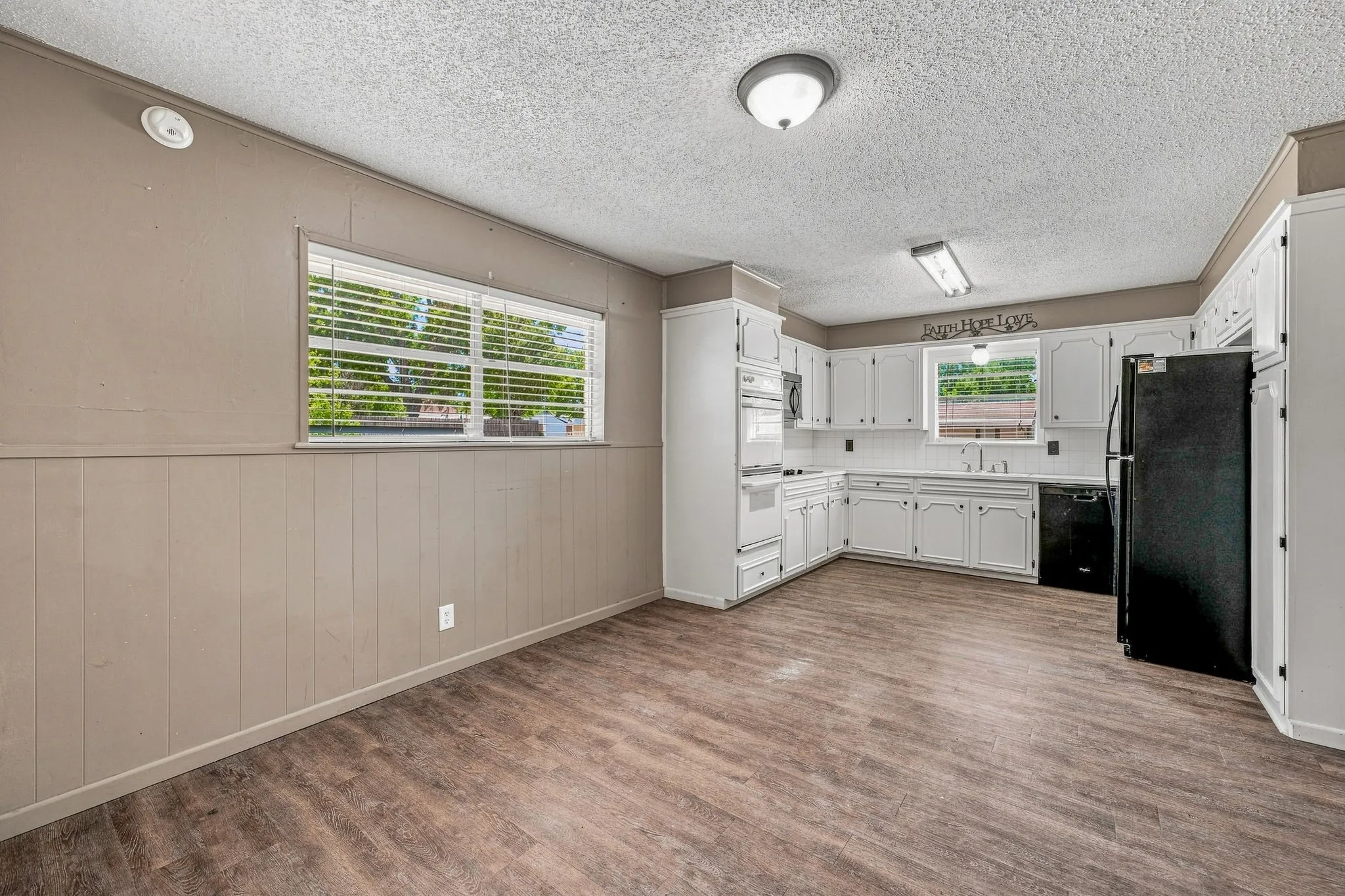 Single Family Residence For Sale in Erath County , 905 Meadowlark Lane, Stephenville, Texas 76401, 3 Bedroom, 2 Bathroom, 2 Garage spaces, 1,982 Sqft, built in 1970, mls#21356460, Real Estate Agent in Stephenville, Homes For Sale in Erath county, Homes For Sale in Stephenville, Realtor in Stephenville Texas, Real Estate Brokerage Independent Realty Texas, Luminita Cordes Realtor