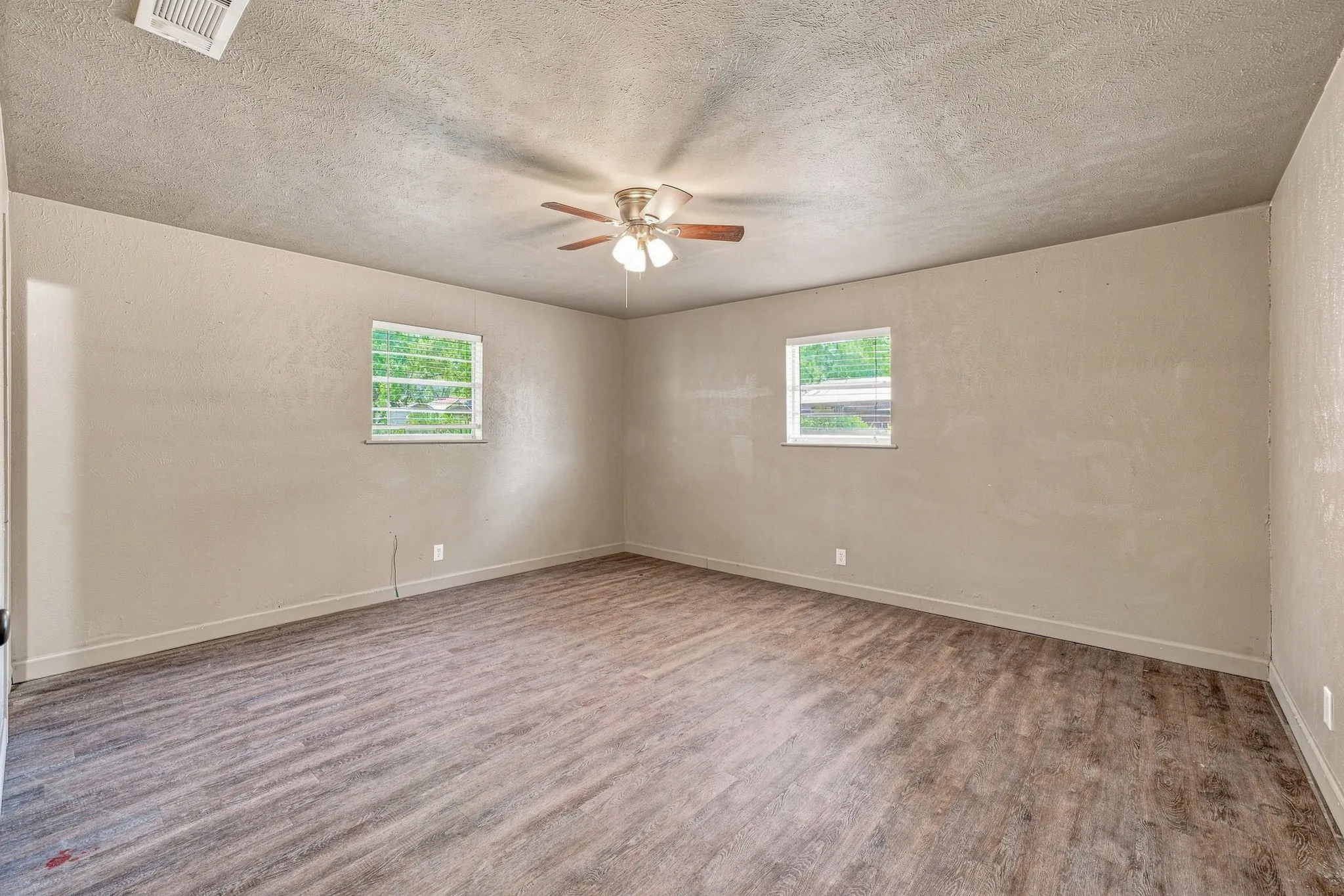 Single Family Residence For Sale in Erath County , 905 Meadowlark Lane, Stephenville, Texas 76401, 3 Bedroom, 2 Bathroom, 2 Garage spaces, 1,982 Sqft, built in 1970, mls#21356460, Real Estate Agent in Stephenville, Homes For Sale in Erath county, Homes For Sale in Stephenville, Realtor in Stephenville Texas, Real Estate Brokerage Independent Realty Texas, Luminita Cordes Realtor