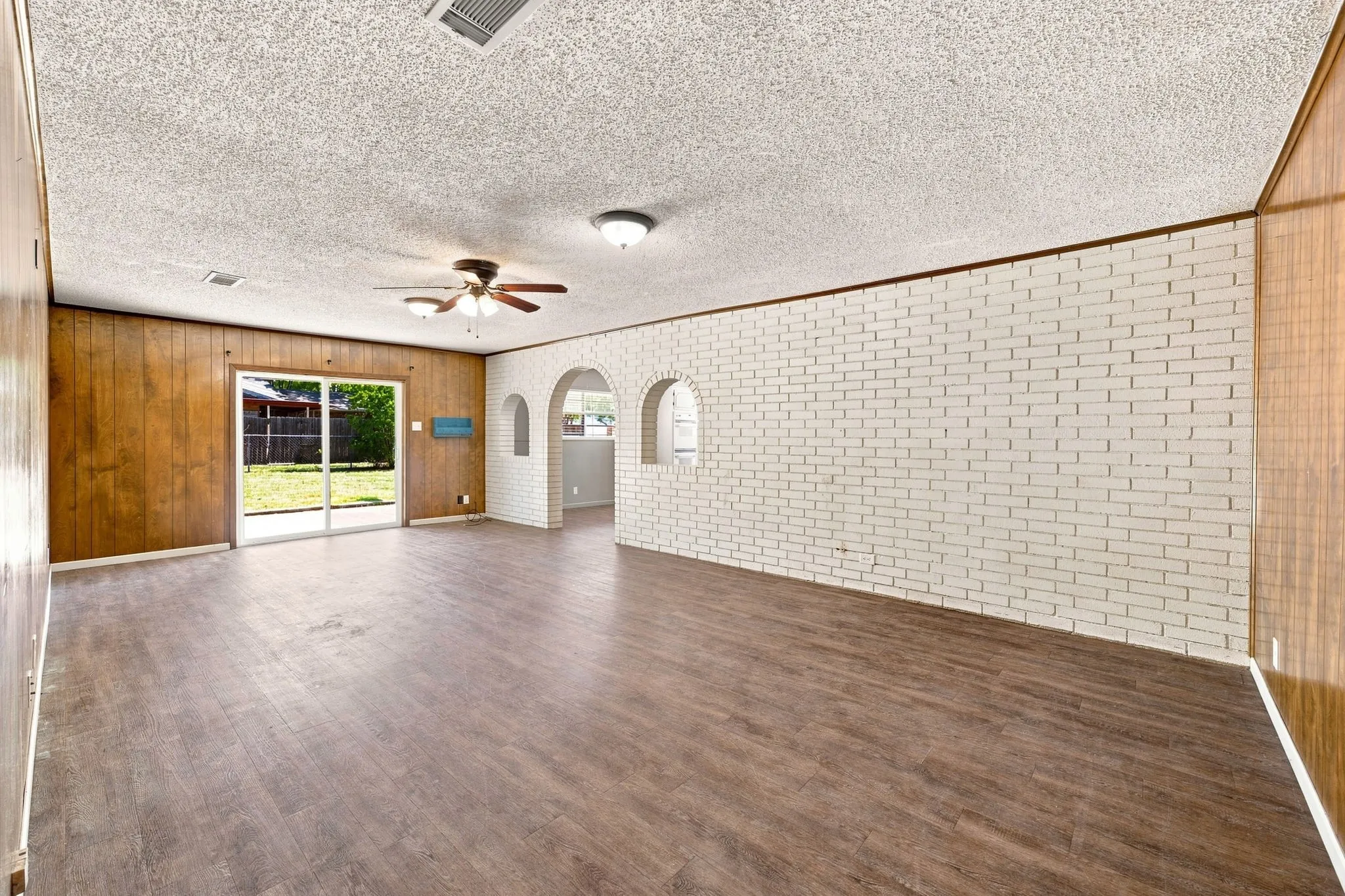 Single Family Residence For Sale in Erath County , 905 Meadowlark Lane, Stephenville, Texas 76401, 3 Bedroom, 2 Bathroom, 2 Garage spaces, 1,982 Sqft, built in 1970, mls#21356460, Real Estate Agent in Stephenville, Homes For Sale in Erath county, Homes For Sale in Stephenville, Realtor in Stephenville Texas, Real Estate Brokerage Independent Realty Texas, Luminita Cordes Realtor