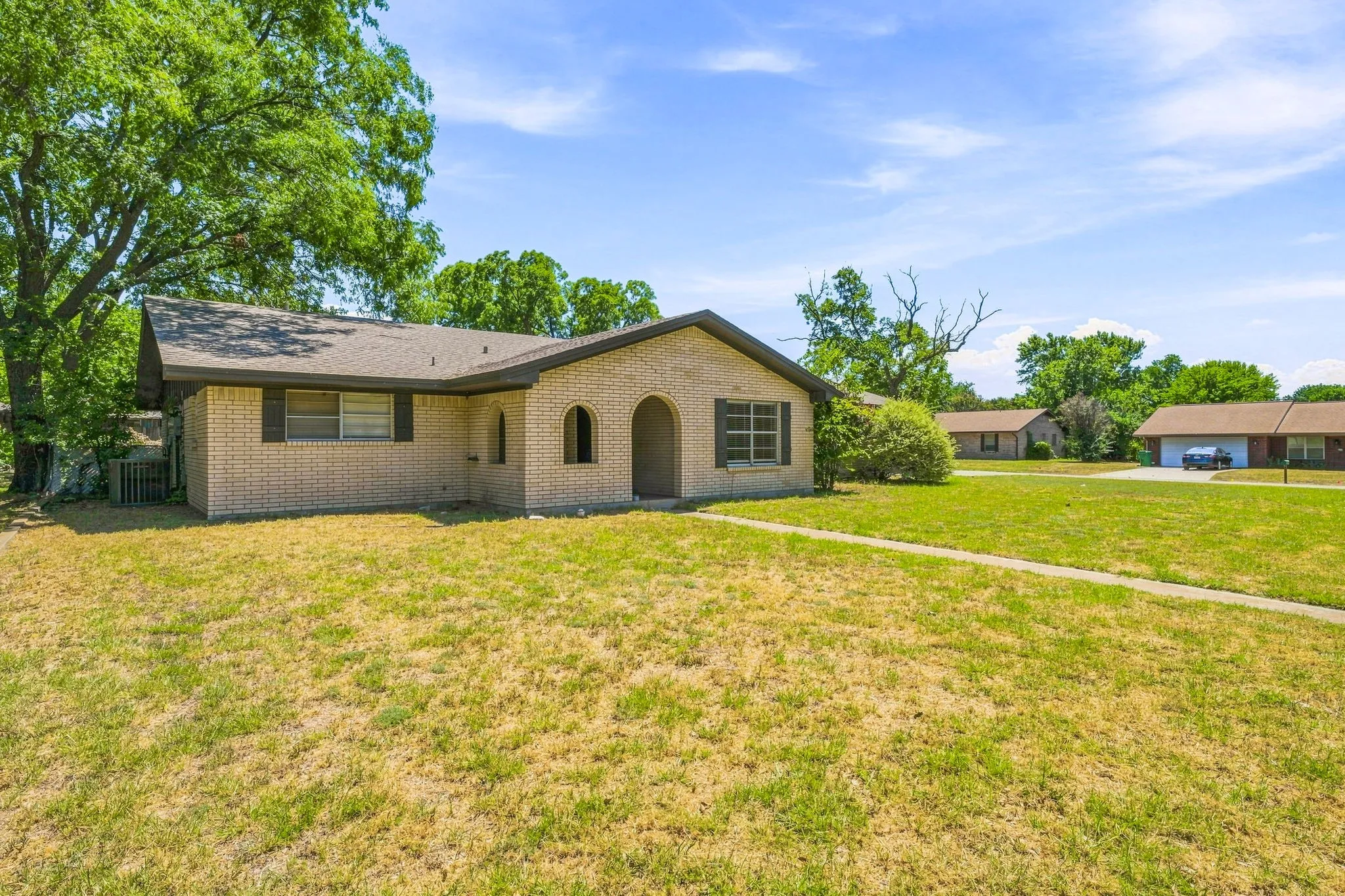 Single Family Residence For Sale in Erath County , 905 Meadowlark Lane, Stephenville, Texas 76401, 3 Bedroom, 2 Bathroom, 2 Garage spaces, 1,982 Sqft, built in 1970, mls#21356460, Real Estate Agent in Stephenville, Homes For Sale in Erath county, Homes For Sale in Stephenville, Realtor in Stephenville Texas, Real Estate Brokerage Independent Realty Texas, Luminita Cordes Realtor