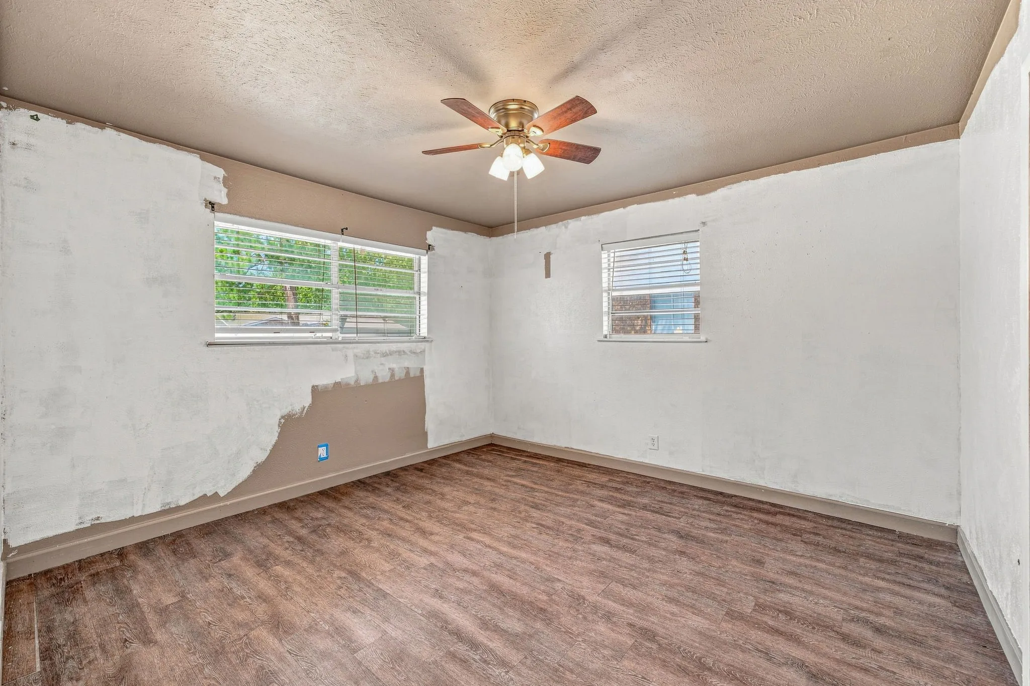 Single Family Residence For Sale in Erath County , 905 Meadowlark Lane, Stephenville, Texas 76401, 3 Bedroom, 2 Bathroom, 2 Garage spaces, 1,982 Sqft, built in 1970, mls#21356460, Real Estate Agent in Stephenville, Homes For Sale in Erath county, Homes For Sale in Stephenville, Realtor in Stephenville Texas, Real Estate Brokerage Independent Realty Texas, Luminita Cordes Realtor