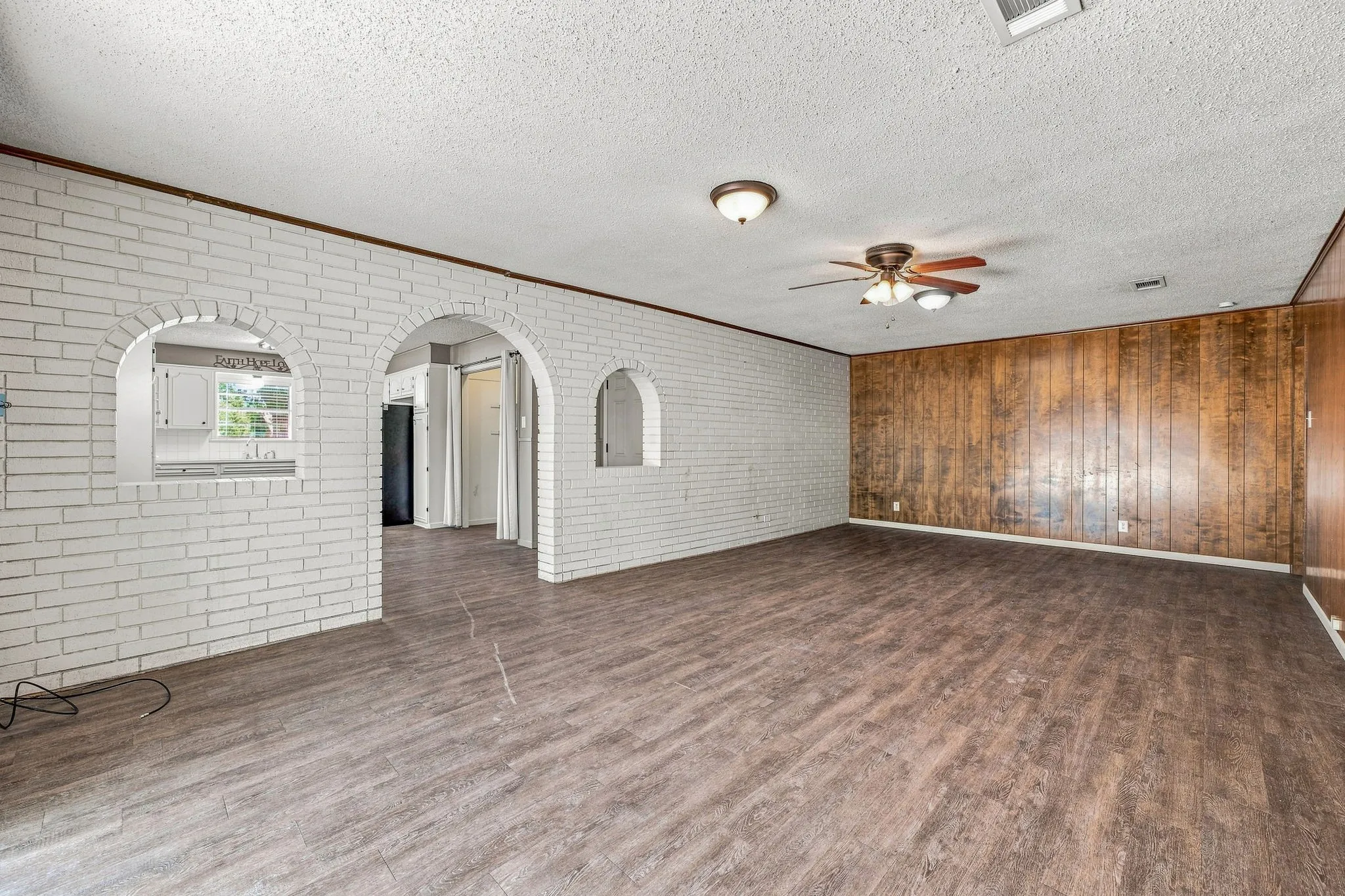 Single Family Residence For Sale in Erath County , 905 Meadowlark Lane, Stephenville, Texas 76401, 3 Bedroom, 2 Bathroom, 2 Garage spaces, 1,982 Sqft, built in 1970, mls#21356460, Real Estate Agent in Stephenville, Homes For Sale in Erath county, Homes For Sale in Stephenville, Realtor in Stephenville Texas, Real Estate Brokerage Independent Realty Texas, Luminita Cordes Realtor