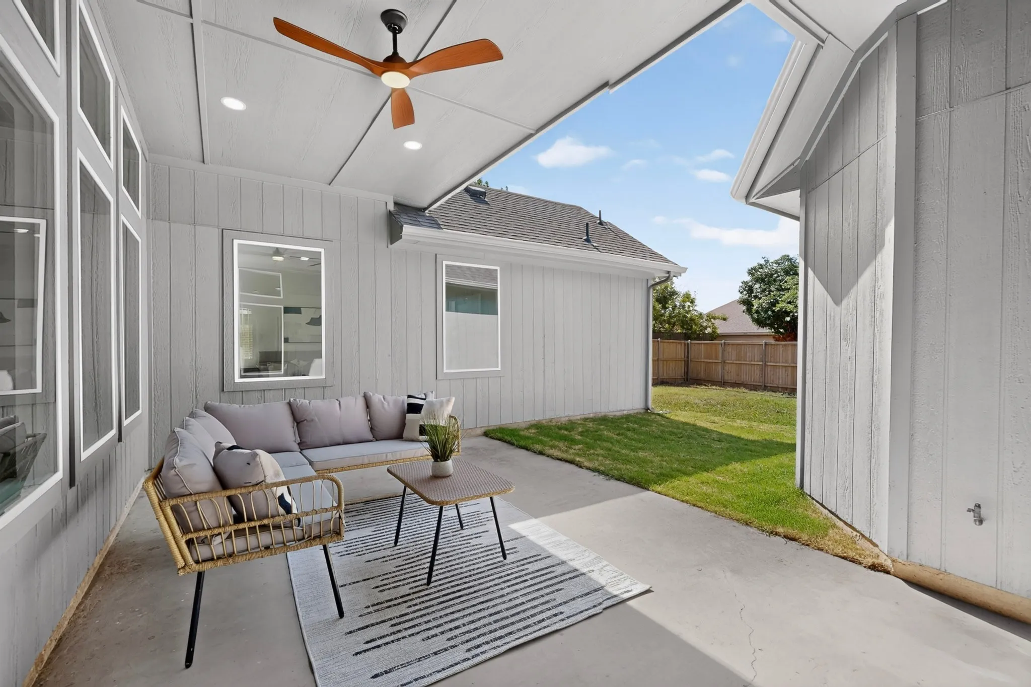 Covered patio featuring a ceiling fan, recessed lighting, and a concrete surface