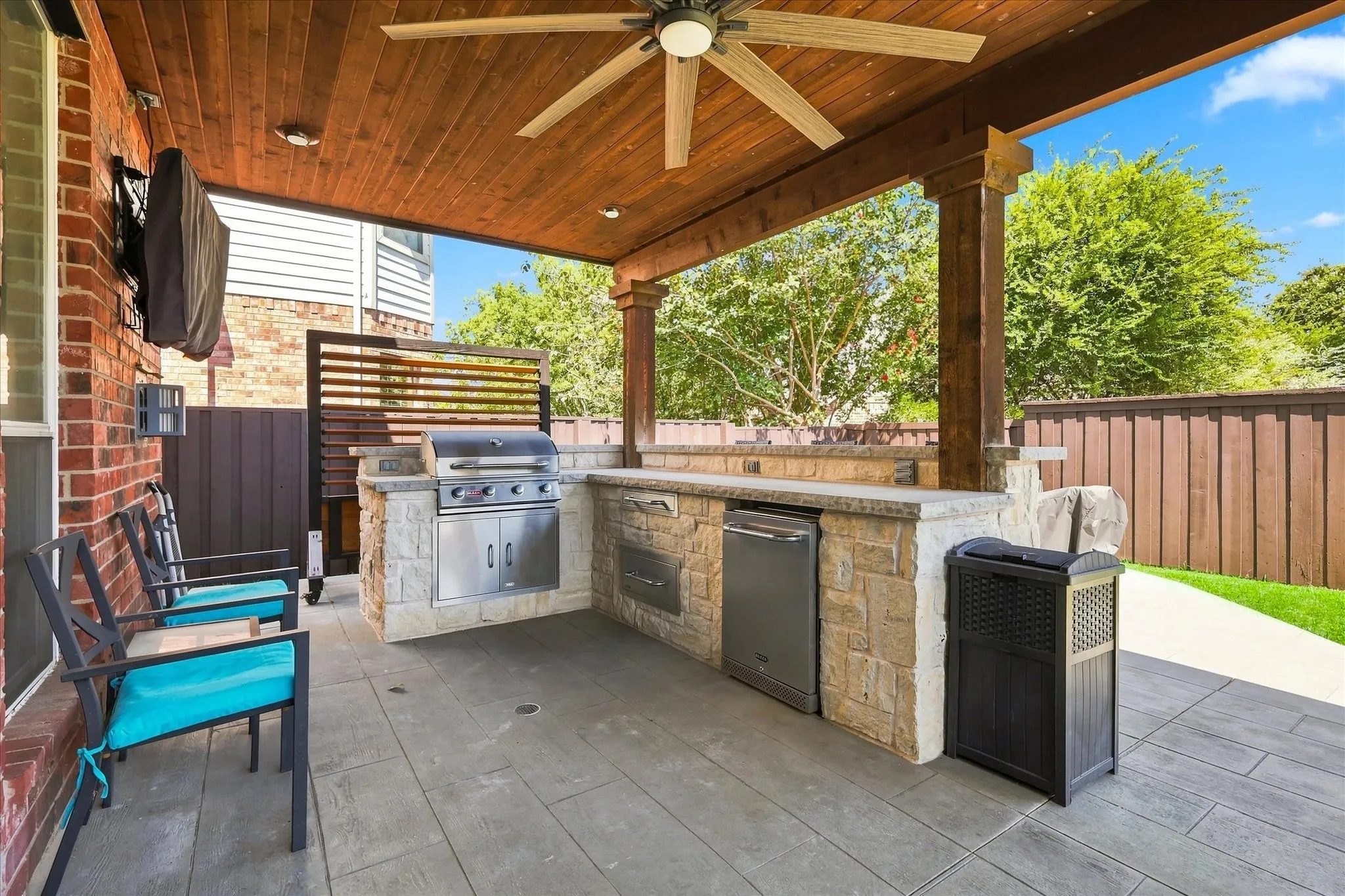 Outdoor kitchen