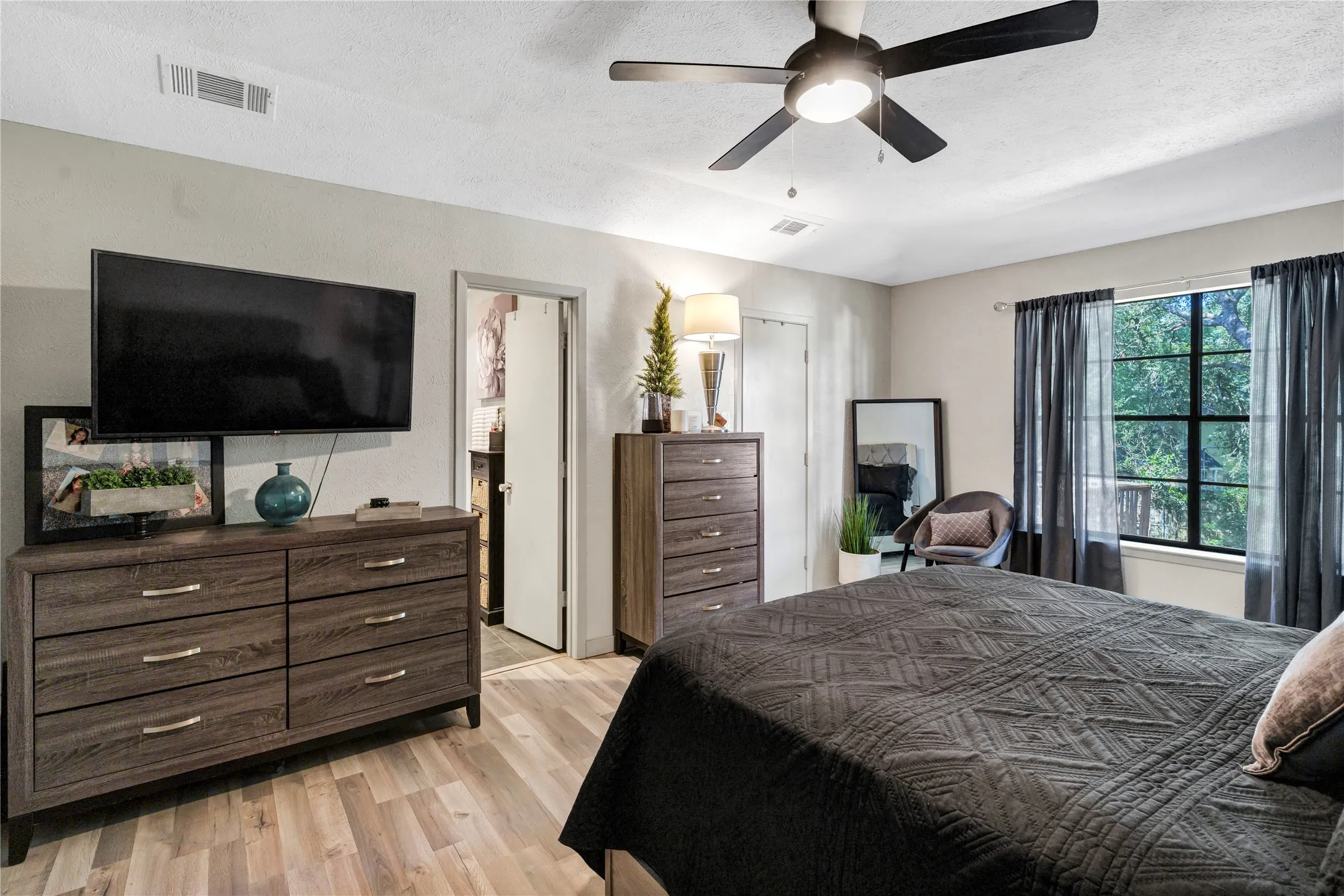 Single Family Residence For Sale in Tarrant County , 1648 Tierney Road, Fort Worth, Texas 76112, 3 Bedroom, 2 Bathroom, 2 Garage spaces, 1,772 Sqft, built in 1976, mls#21355297, Real Estate Agent in Fort Worth, Homes For Sale in Tarrant county, Homes For Sale in Fort Worth, Realtor in Fort Worth Texas, Real Estate Brokerage Independent Realty Texas, Luminita Cordes Realtor
