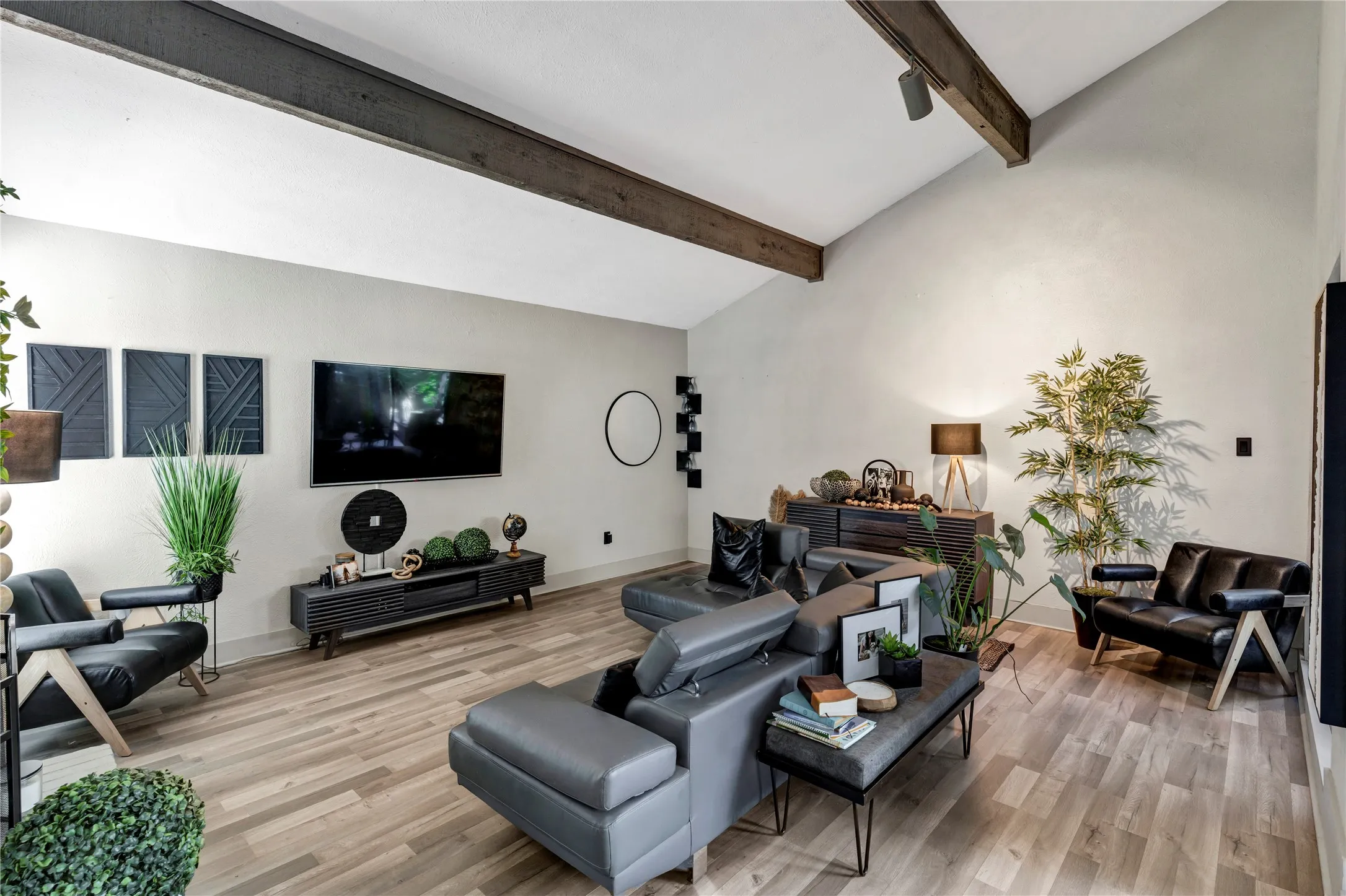 Single Family Residence For Sale in Tarrant County , 1648 Tierney Road, Fort Worth, Texas 76112, 3 Bedroom, 2 Bathroom, 2 Garage spaces, 1,772 Sqft, built in 1976, mls#21355297, Real Estate Agent in Fort Worth, Homes For Sale in Tarrant county, Homes For Sale in Fort Worth, Realtor in Fort Worth Texas, Real Estate Brokerage Independent Realty Texas, Luminita Cordes Realtor