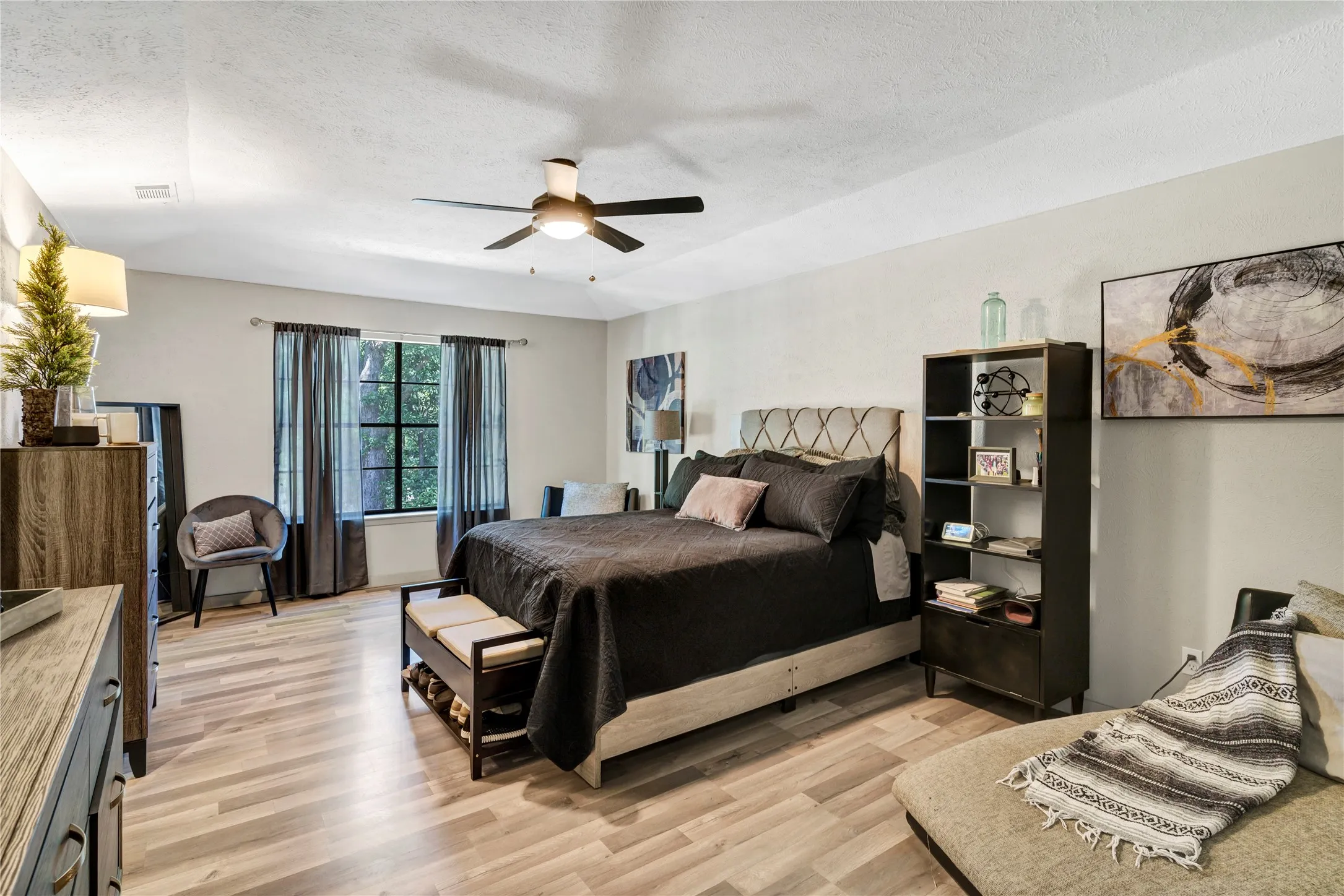 Single Family Residence For Sale in Tarrant County , 1648 Tierney Road, Fort Worth, Texas 76112, 3 Bedroom, 2 Bathroom, 2 Garage spaces, 1,772 Sqft, built in 1976, mls#21355297, Real Estate Agent in Fort Worth, Homes For Sale in Tarrant county, Homes For Sale in Fort Worth, Realtor in Fort Worth Texas, Real Estate Brokerage Independent Realty Texas, Luminita Cordes Realtor