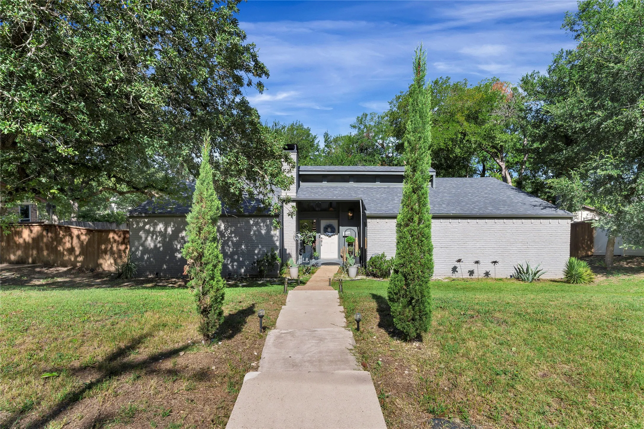 Single Family Residence For Sale in Tarrant County , 1648 Tierney Road, Fort Worth, Texas 76112, 3 Bedroom, 2 Bathroom, 2 Garage spaces, 1,772 Sqft, built in 1976, mls#21355297, Real Estate Agent in Fort Worth, Homes For Sale in Tarrant county, Homes For Sale in Fort Worth, Realtor in Fort Worth Texas, Real Estate Brokerage Independent Realty Texas, Luminita Cordes Realtor