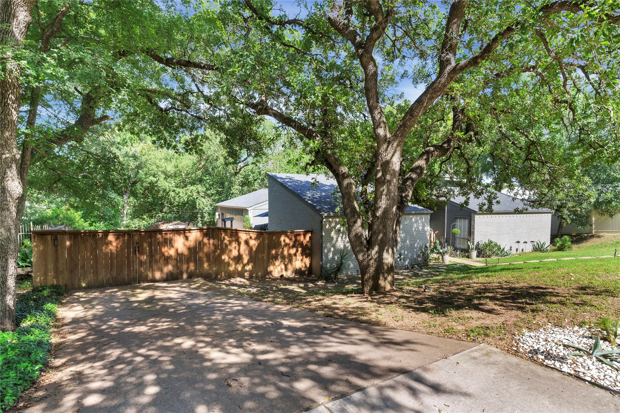 Single Family Residence For Sale in Tarrant County , 1648 Tierney Road, Fort Worth, Texas 76112, 3 Bedroom, 2 Bathroom, 2 Garage spaces, 1,772 Sqft, built in 1976, mls#21355297, Real Estate Agent in Fort Worth, Homes For Sale in Tarrant county, Homes For Sale in Fort Worth, Realtor in Fort Worth Texas, Real Estate Brokerage Independent Realty Texas, Luminita Cordes Realtor