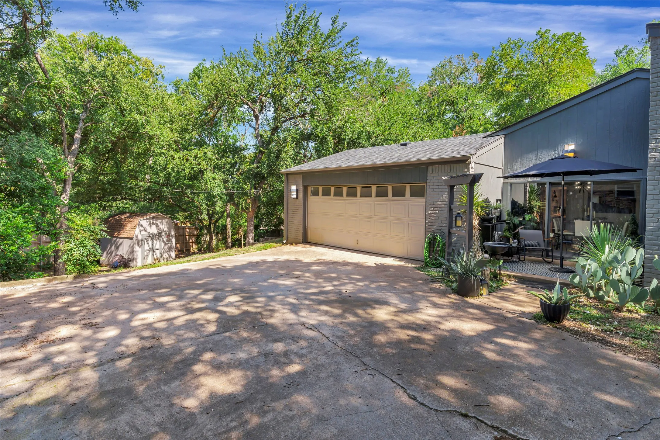 Single Family Residence For Sale in Tarrant County , 1648 Tierney Road, Fort Worth, Texas 76112, 3 Bedroom, 2 Bathroom, 2 Garage spaces, 1,772 Sqft, built in 1976, mls#21355297, Real Estate Agent in Fort Worth, Homes For Sale in Tarrant county, Homes For Sale in Fort Worth, Realtor in Fort Worth Texas, Real Estate Brokerage Independent Realty Texas, Luminita Cordes Realtor