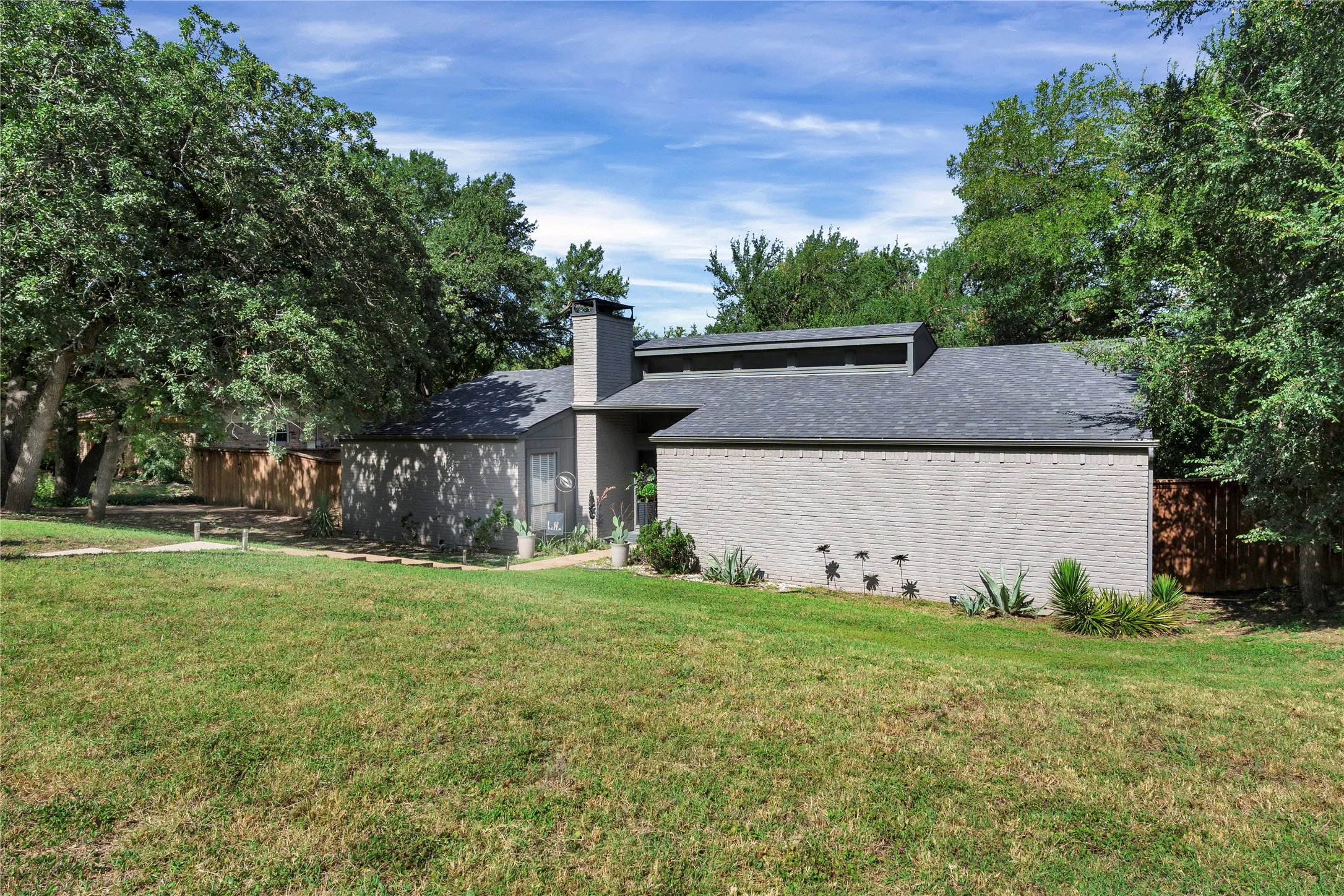Single Family Residence For Sale in Tarrant County , 1648 Tierney Road, Fort Worth, Texas 76112, 3 Bedroom, 2 Bathroom, 2 Garage spaces, 1,772 Sqft, built in 1976, mls#21355297, Real Estate Agent in Fort Worth, Homes For Sale in Tarrant county, Homes For Sale in Fort Worth, Realtor in Fort Worth Texas, Real Estate Brokerage Independent Realty Texas, Luminita Cordes Realtor