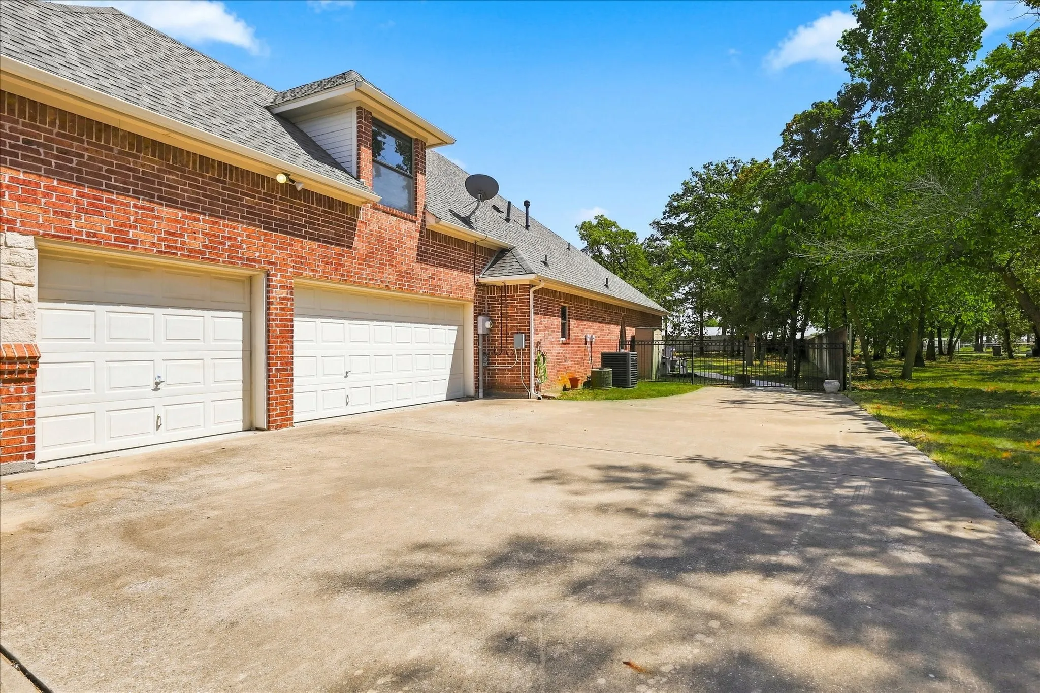 Single Family Residence For Sale in Denton County , 100 Woodland Drive, Krugerville, Texas 76227, 4 Bedroom, 3 Bathroom, 3 Garage spaces, 3,368 Sqft, built in 2005, mls#21357522, Real Estate Agent in Krugerville, Homes For Sale in Denton county, Homes For Sale in Krugerville, Realtor in Krugerville Texas, Real Estate Brokerage Independent Realty Texas, Luminita Cordes Realtor