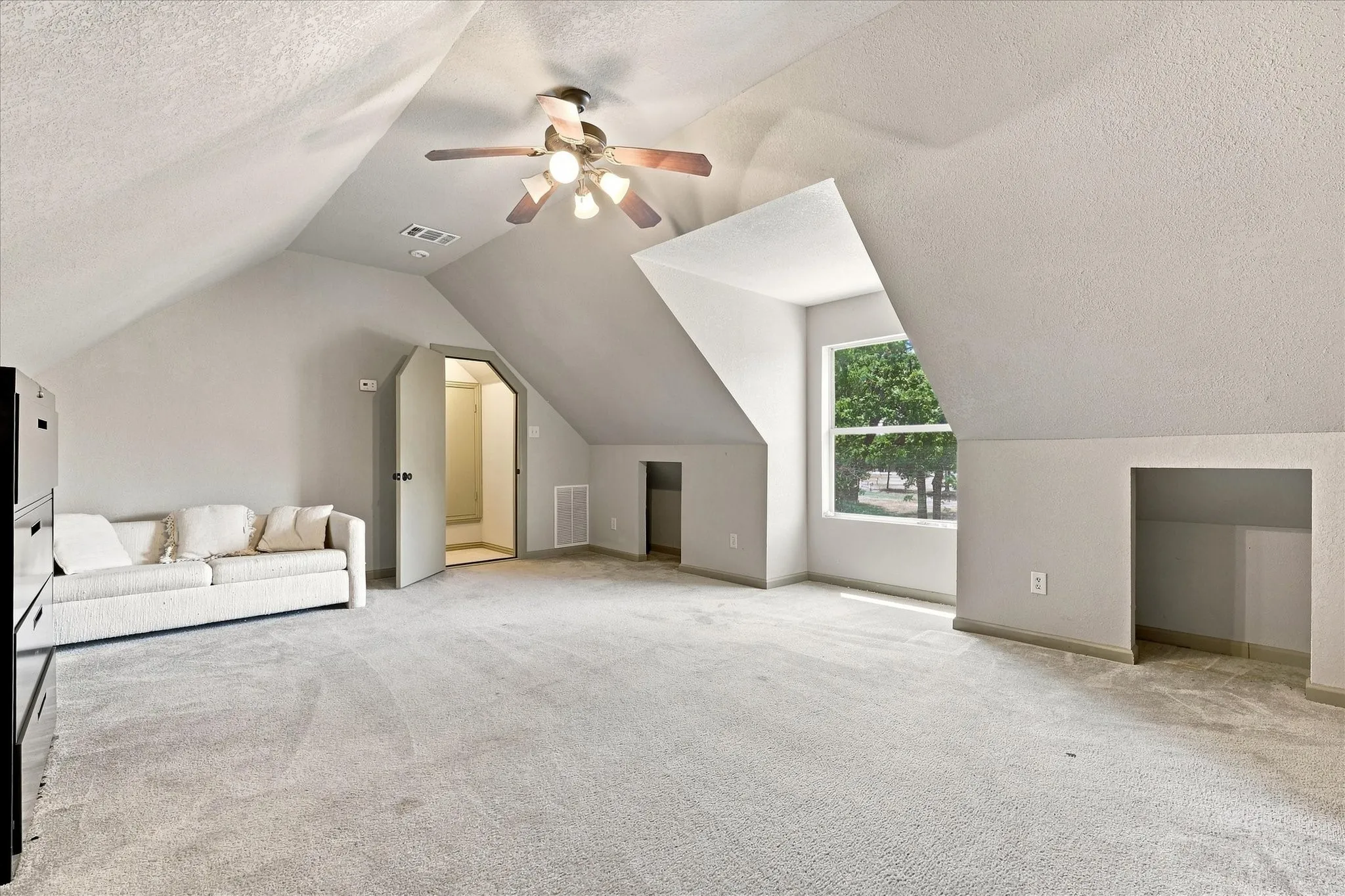 Single Family Residence For Sale in Denton County , 100 Woodland Drive, Krugerville, Texas 76227, 4 Bedroom, 3 Bathroom, 3 Garage spaces, 3,368 Sqft, built in 2005, mls#21357522, Real Estate Agent in Krugerville, Homes For Sale in Denton county, Homes For Sale in Krugerville, Realtor in Krugerville Texas, Real Estate Brokerage Independent Realty Texas, Luminita Cordes Realtor