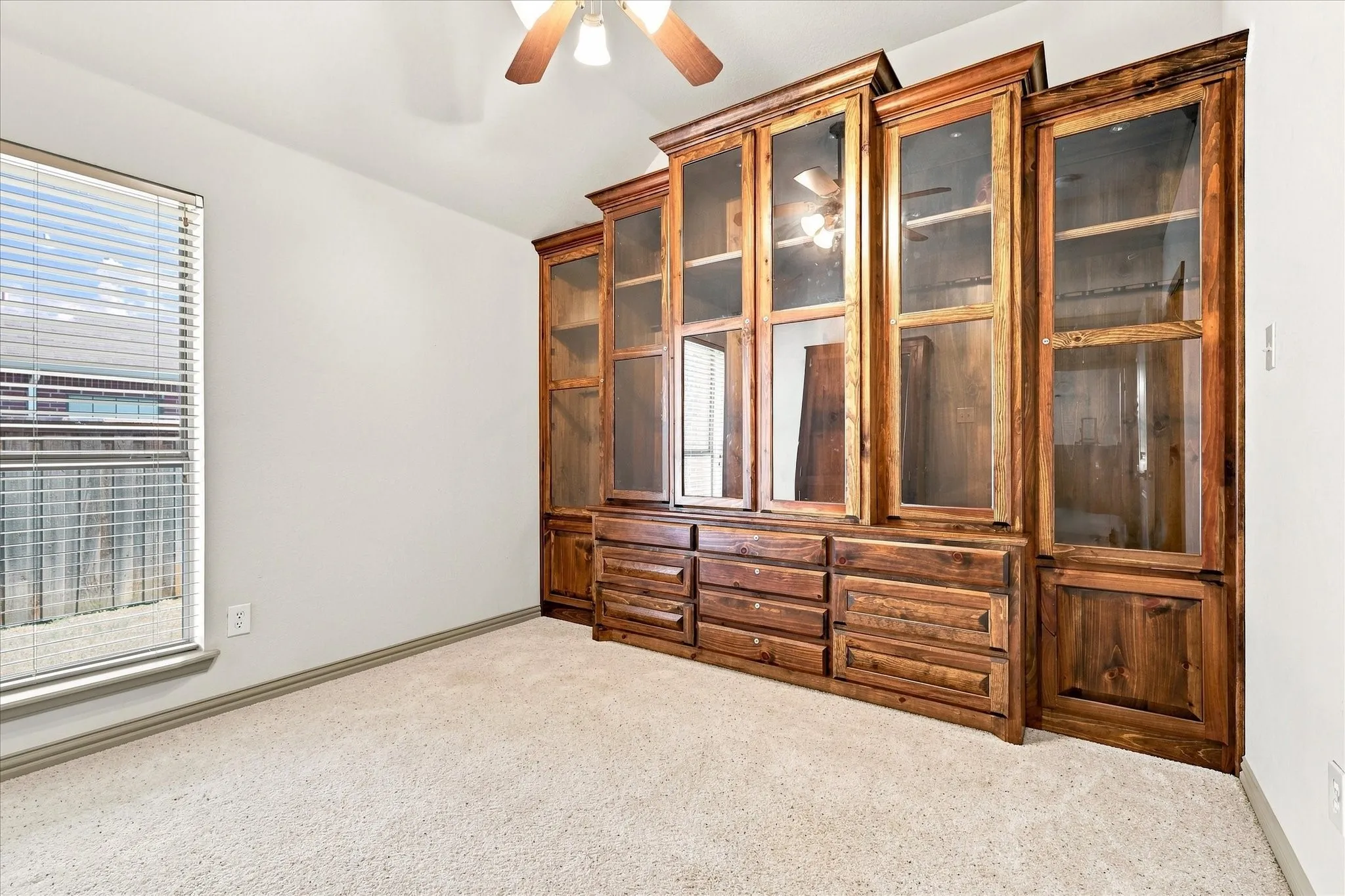 Single Family Residence For Sale in Denton County , 100 Woodland Drive, Krugerville, Texas 76227, 4 Bedroom, 3 Bathroom, 3 Garage spaces, 3,368 Sqft, built in 2005, mls#21357522, Real Estate Agent in Krugerville, Homes For Sale in Denton county, Homes For Sale in Krugerville, Realtor in Krugerville Texas, Real Estate Brokerage Independent Realty Texas, Luminita Cordes Realtor