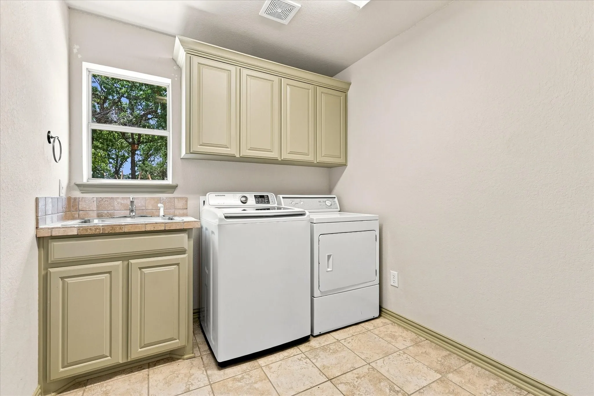 Single Family Residence For Sale in Denton County , 100 Woodland Drive, Krugerville, Texas 76227, 4 Bedroom, 3 Bathroom, 3 Garage spaces, 3,368 Sqft, built in 2005, mls#21357522, Real Estate Agent in Krugerville, Homes For Sale in Denton county, Homes For Sale in Krugerville, Realtor in Krugerville Texas, Real Estate Brokerage Independent Realty Texas, Luminita Cordes Realtor