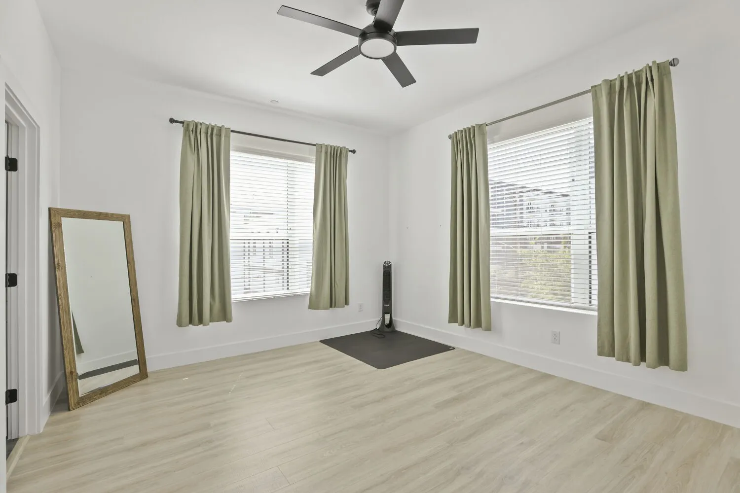 Single Family Residence For Rent in Dallas County , 2614 N Carroll Avenue 101, Dallas, Texas 75204, 3 Bedroom, 3 Bathroom, 3 Garage spaces, 1,530 Sqft, built in 2022, mls#21358966, Real Estate Agent in Dallas, Homes For Rent in Dallas county, Homes For Rent in Dallas, Realtor in Dallas Texas, Real Estate Brokerage Independent Realty Texas, Luminita Cordes Realtor