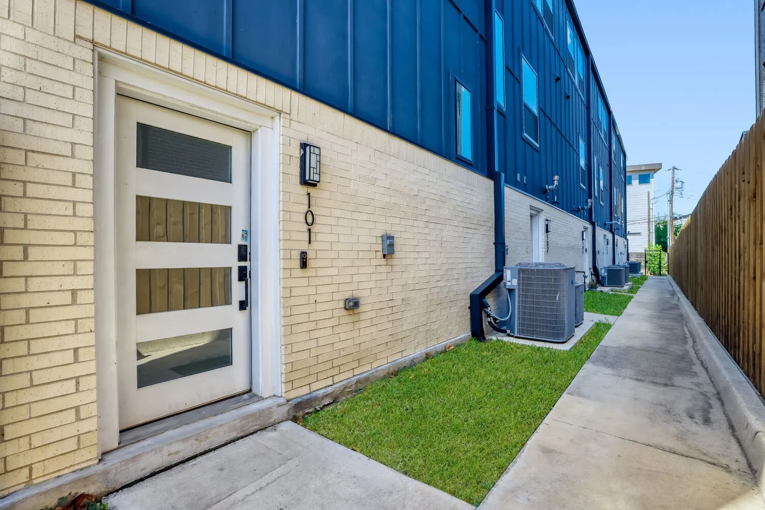 Single Family Residence For Rent in Dallas County , 2614 N Carroll Avenue 101, Dallas, Texas 75204, 3 Bedroom, 3 Bathroom, 3 Garage spaces, 1,530 Sqft, built in 2022, mls#21358966, Real Estate Agent in Dallas, Homes For Rent in Dallas county, Homes For Rent in Dallas, Realtor in Dallas Texas, Real Estate Brokerage Independent Realty Texas, Luminita Cordes Realtor