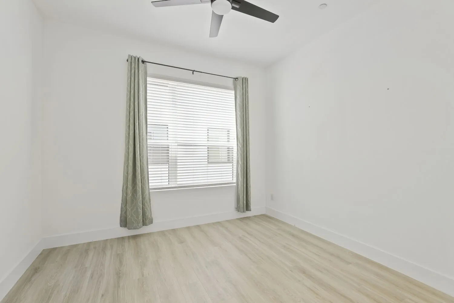 Single Family Residence For Rent in Dallas County , 2614 N Carroll Avenue 101, Dallas, Texas 75204, 3 Bedroom, 3 Bathroom, 3 Garage spaces, 1,530 Sqft, built in 2022, mls#21358966, Real Estate Agent in Dallas, Homes For Rent in Dallas county, Homes For Rent in Dallas, Realtor in Dallas Texas, Real Estate Brokerage Independent Realty Texas, Luminita Cordes Realtor