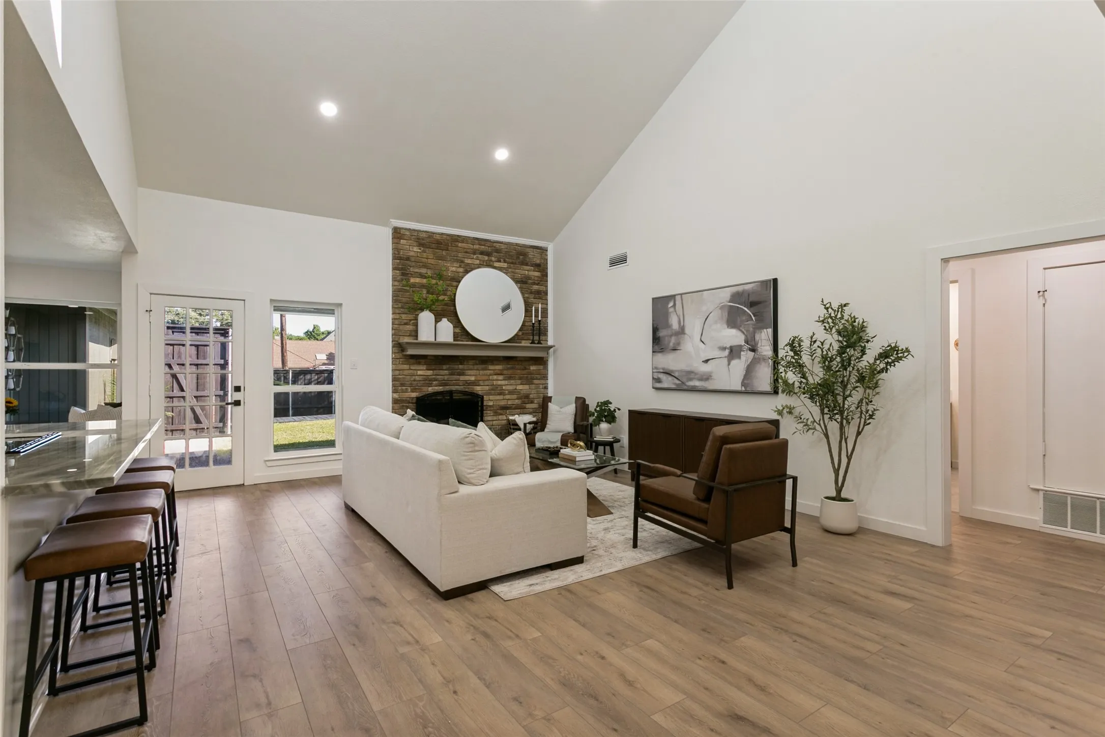 Single Family Residence For Sale in Dallas County , 8031 Moss Meadows Drive, Dallas, Texas 75231, 4 Bedroom, 3 Bathroom, 2 Garage spaces, 1,953 Sqft, built in 1978, mls#21358867, Real Estate Agent in Dallas, Homes For Sale in Dallas county, Homes For Sale in Dallas, Realtor in Dallas Texas, Real Estate Brokerage Independent Realty Texas, Luminita Cordes Realtor