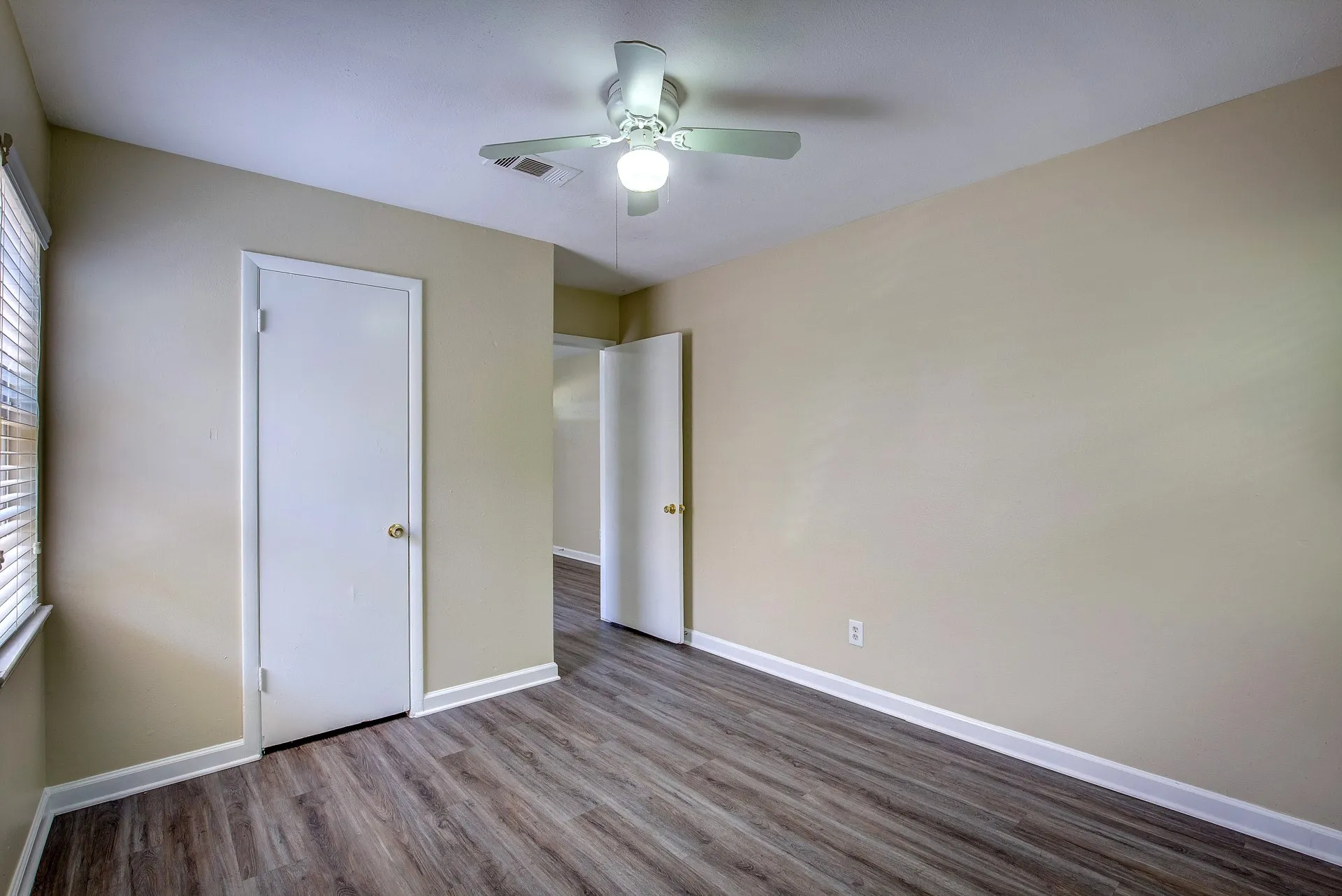 Single Family Residence For Rent in Tarrant County , 820 Collin Drive, Euless, Texas 76039, 3 Bedroom, 1 Bathroom, 1 Garage spaces, 910 Sqft, built in 1958, mls#21293630, Real Estate Agent in Euless, Homes For Rent in Tarrant county, Homes For Rent in Euless, Realtor in Euless Texas, Real Estate Brokerage Independent Realty Texas, Luminita Cordes Realtor