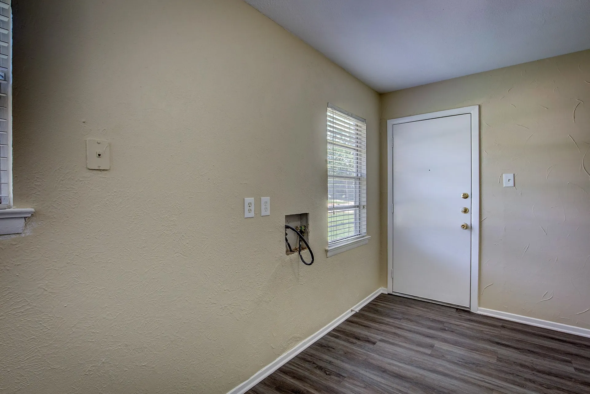 Single Family Residence For Rent in Tarrant County , 820 Collin Drive, Euless, Texas 76039, 3 Bedroom, 1 Bathroom, 1 Garage spaces, 910 Sqft, built in 1958, mls#21293630, Real Estate Agent in Euless, Homes For Rent in Tarrant county, Homes For Rent in Euless, Realtor in Euless Texas, Real Estate Brokerage Independent Realty Texas, Luminita Cordes Realtor