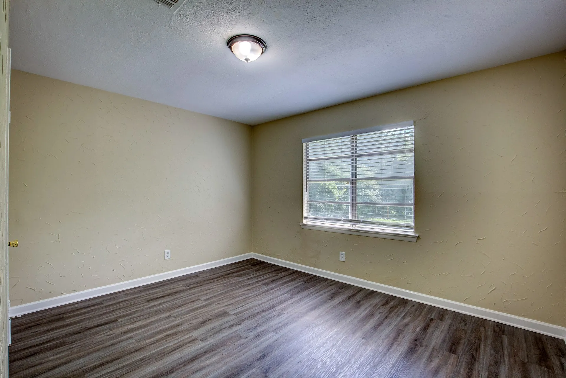 Single Family Residence For Rent in Tarrant County , 820 Collin Drive, Euless, Texas 76039, 3 Bedroom, 1 Bathroom, 1 Garage spaces, 910 Sqft, built in 1958, mls#21293630, Real Estate Agent in Euless, Homes For Rent in Tarrant county, Homes For Rent in Euless, Realtor in Euless Texas, Real Estate Brokerage Independent Realty Texas, Luminita Cordes Realtor