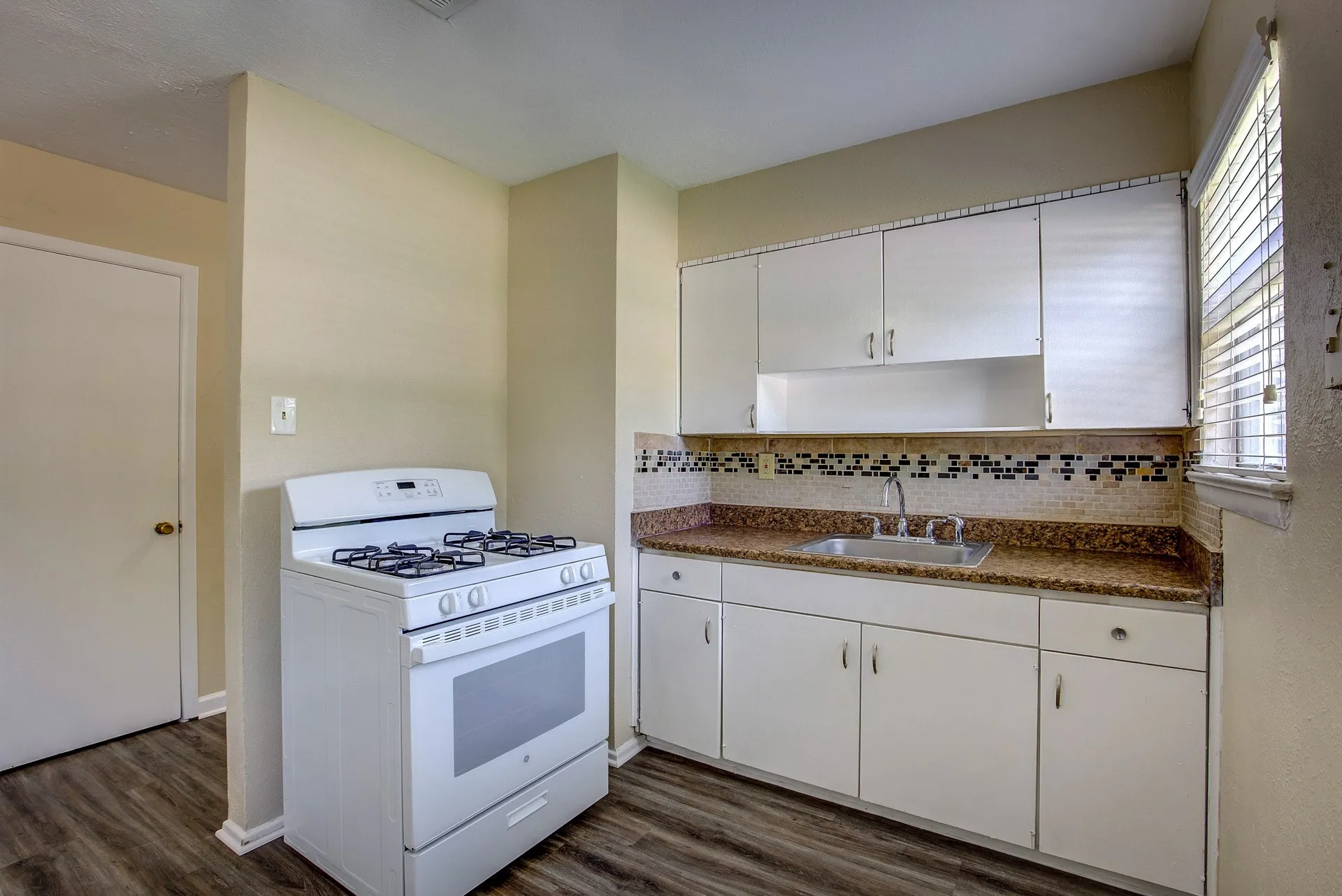 Single Family Residence For Rent in Tarrant County , 820 Collin Drive, Euless, Texas 76039, 3 Bedroom, 1 Bathroom, 1 Garage spaces, 910 Sqft, built in 1958, mls#21293630, Real Estate Agent in Euless, Homes For Rent in Tarrant county, Homes For Rent in Euless, Realtor in Euless Texas, Real Estate Brokerage Independent Realty Texas, Luminita Cordes Realtor