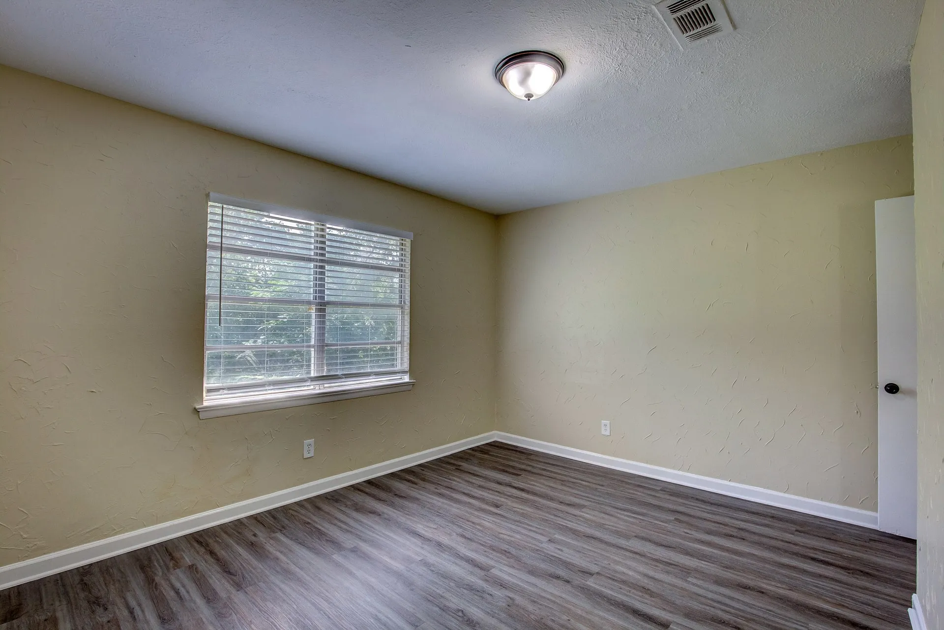 Single Family Residence For Rent in Tarrant County , 820 Collin Drive, Euless, Texas 76039, 3 Bedroom, 1 Bathroom, 1 Garage spaces, 910 Sqft, built in 1958, mls#21293630, Real Estate Agent in Euless, Homes For Rent in Tarrant county, Homes For Rent in Euless, Realtor in Euless Texas, Real Estate Brokerage Independent Realty Texas, Luminita Cordes Realtor