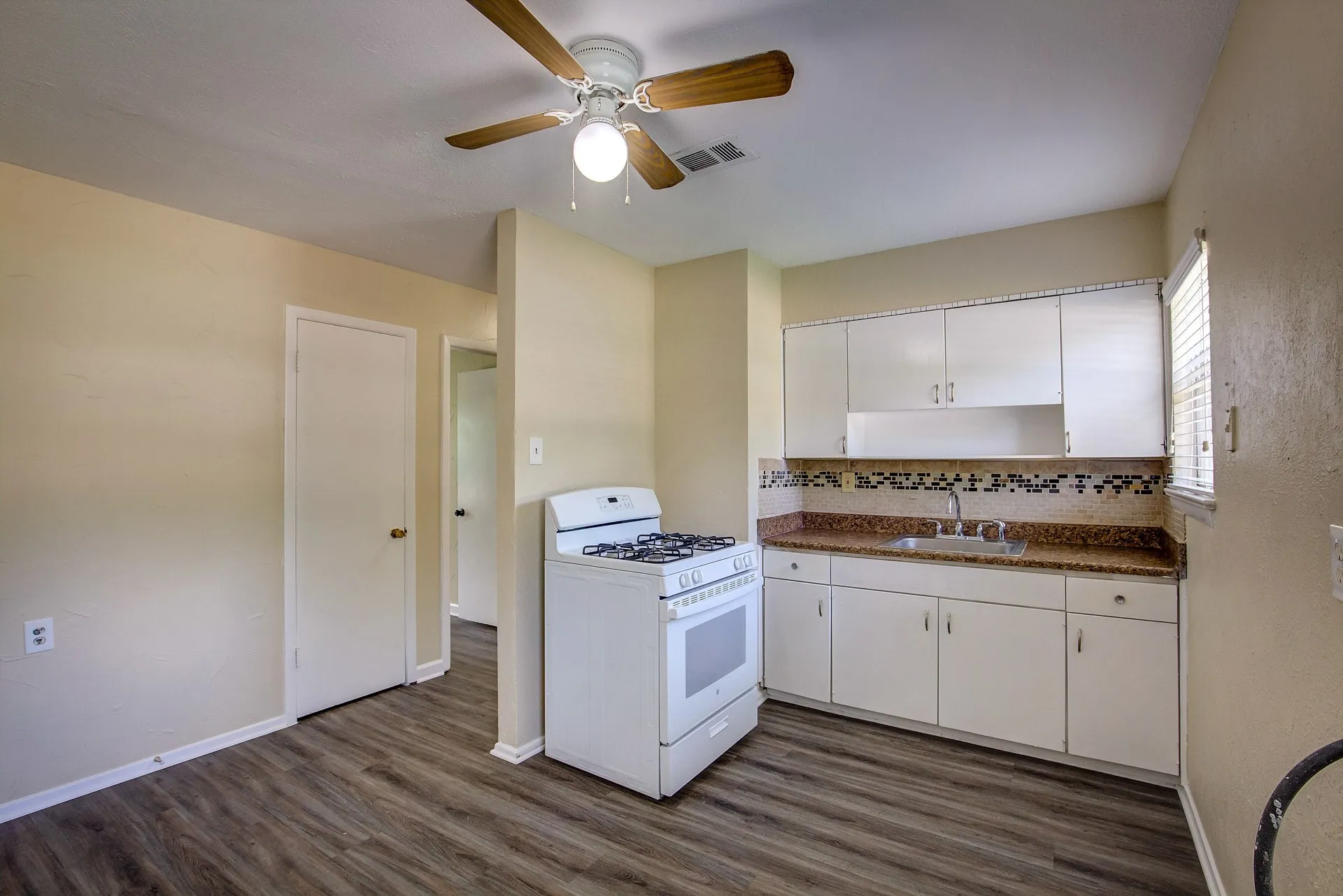 Single Family Residence For Rent in Tarrant County , 820 Collin Drive, Euless, Texas 76039, 3 Bedroom, 1 Bathroom, 1 Garage spaces, 910 Sqft, built in 1958, mls#21293630, Real Estate Agent in Euless, Homes For Rent in Tarrant county, Homes For Rent in Euless, Realtor in Euless Texas, Real Estate Brokerage Independent Realty Texas, Luminita Cordes Realtor