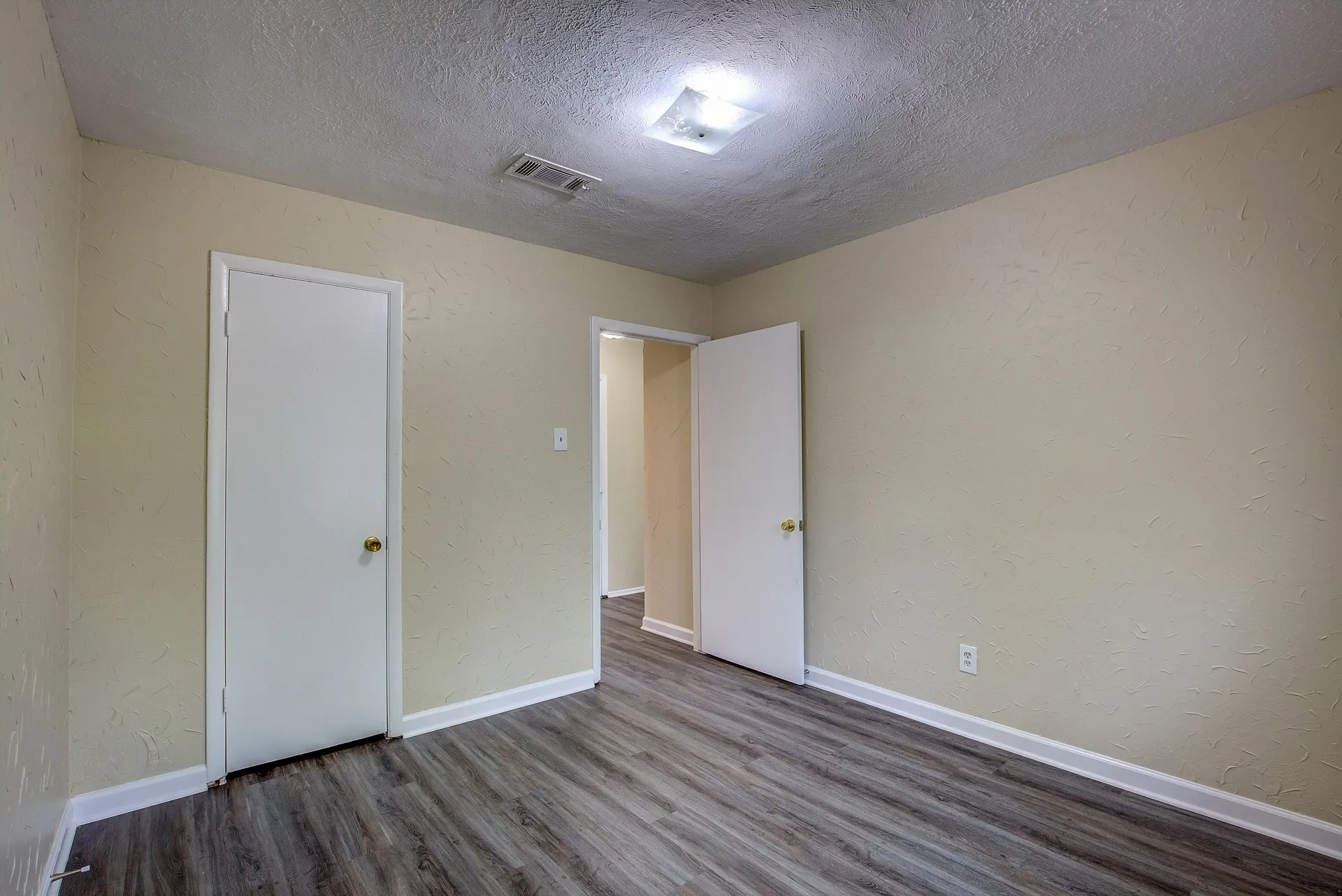 Single Family Residence For Rent in Tarrant County , 820 Collin Drive, Euless, Texas 76039, 3 Bedroom, 1 Bathroom, 1 Garage spaces, 910 Sqft, built in 1958, mls#21293630, Real Estate Agent in Euless, Homes For Rent in Tarrant county, Homes For Rent in Euless, Realtor in Euless Texas, Real Estate Brokerage Independent Realty Texas, Luminita Cordes Realtor