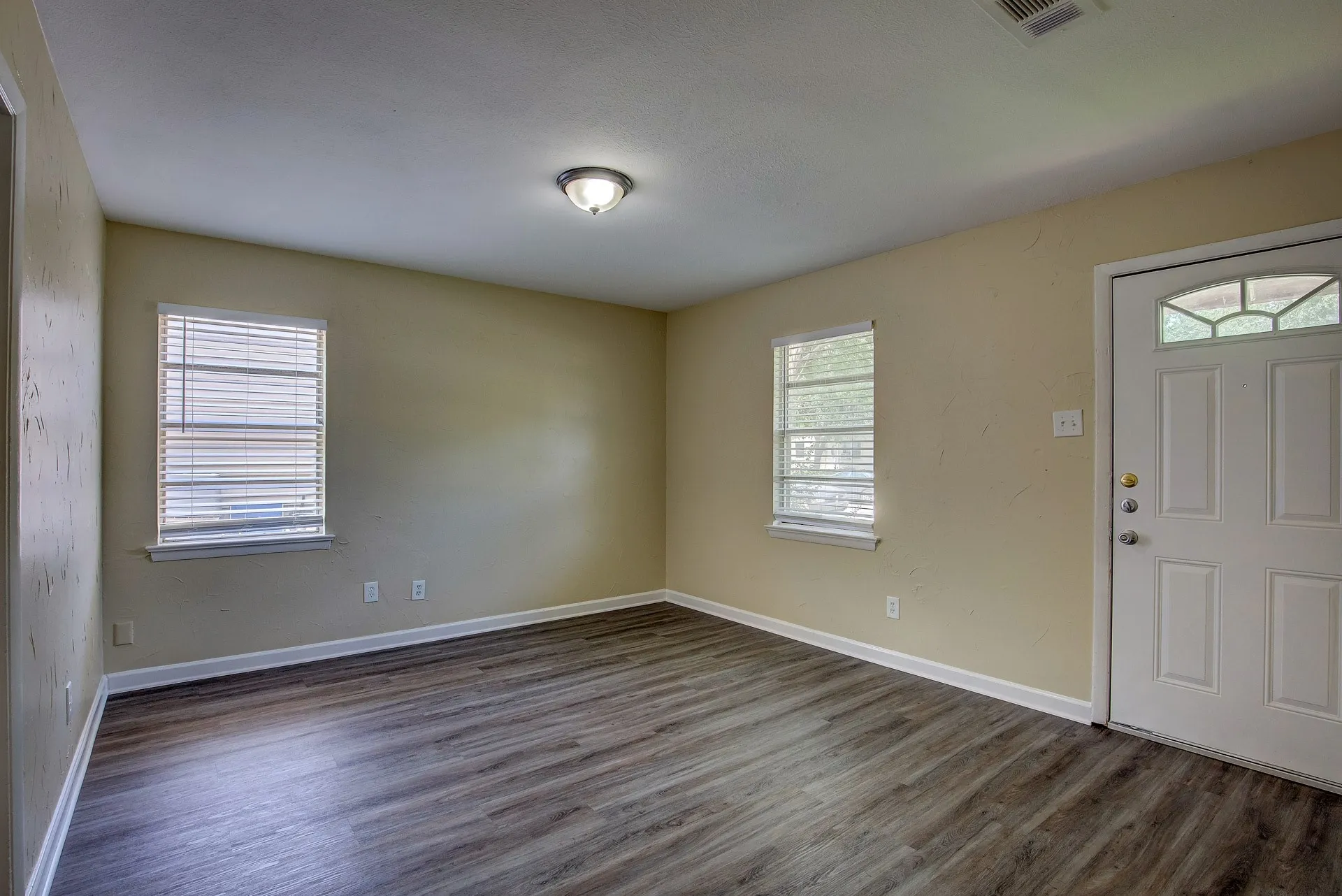Single Family Residence For Rent in Tarrant County , 820 Collin Drive, Euless, Texas 76039, 3 Bedroom, 1 Bathroom, 1 Garage spaces, 910 Sqft, built in 1958, mls#21293630, Real Estate Agent in Euless, Homes For Rent in Tarrant county, Homes For Rent in Euless, Realtor in Euless Texas, Real Estate Brokerage Independent Realty Texas, Luminita Cordes Realtor