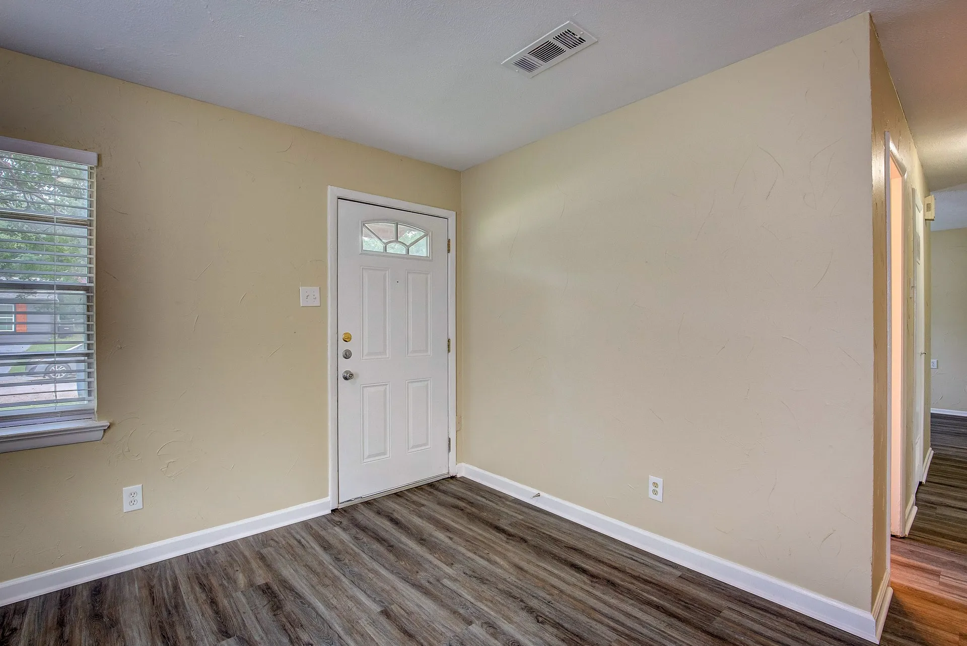 Single Family Residence For Rent in Tarrant County , 820 Collin Drive, Euless, Texas 76039, 3 Bedroom, 1 Bathroom, 1 Garage spaces, 910 Sqft, built in 1958, mls#21293630, Real Estate Agent in Euless, Homes For Rent in Tarrant county, Homes For Rent in Euless, Realtor in Euless Texas, Real Estate Brokerage Independent Realty Texas, Luminita Cordes Realtor