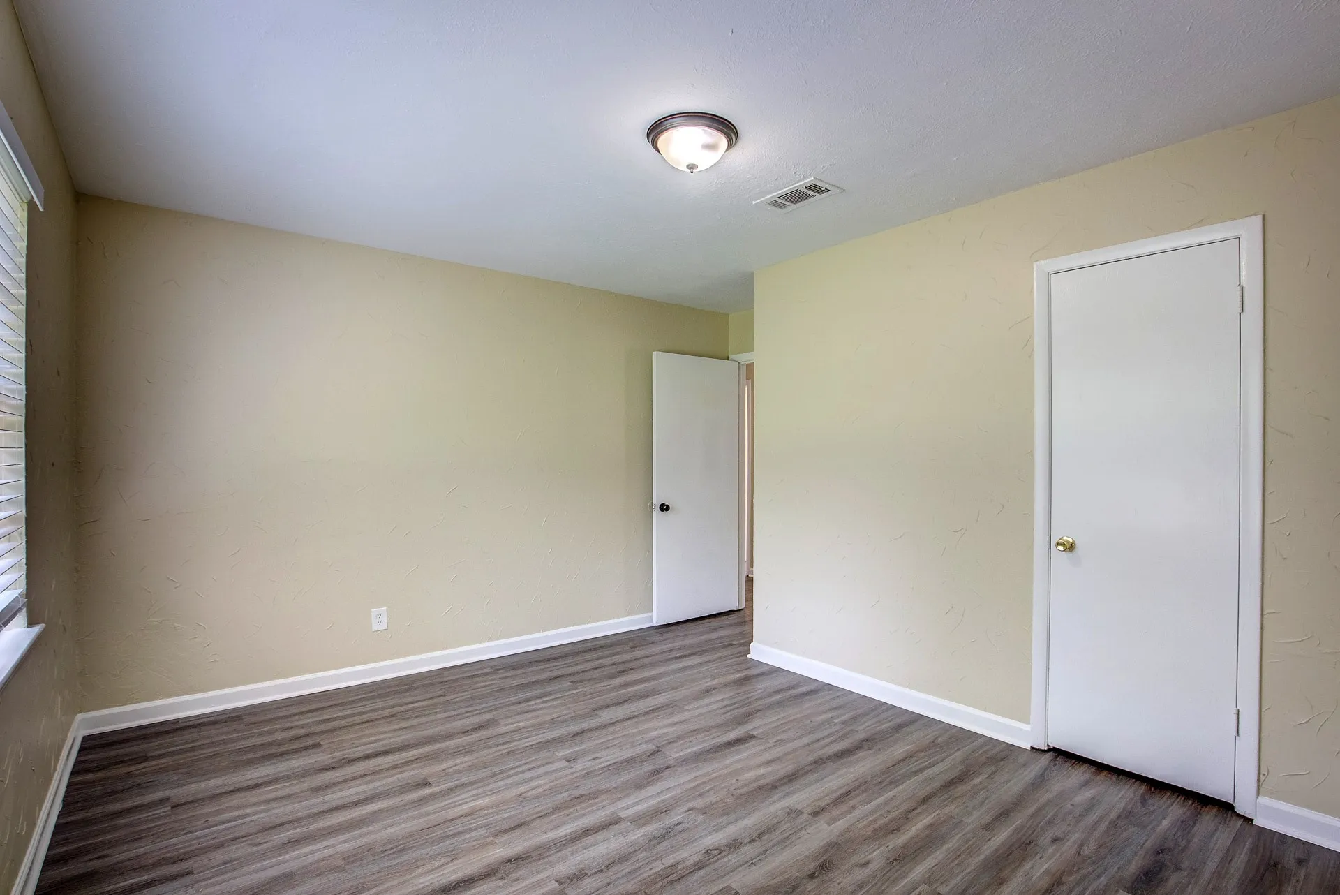 Single Family Residence For Rent in Tarrant County , 820 Collin Drive, Euless, Texas 76039, 3 Bedroom, 1 Bathroom, 1 Garage spaces, 910 Sqft, built in 1958, mls#21293630, Real Estate Agent in Euless, Homes For Rent in Tarrant county, Homes For Rent in Euless, Realtor in Euless Texas, Real Estate Brokerage Independent Realty Texas, Luminita Cordes Realtor