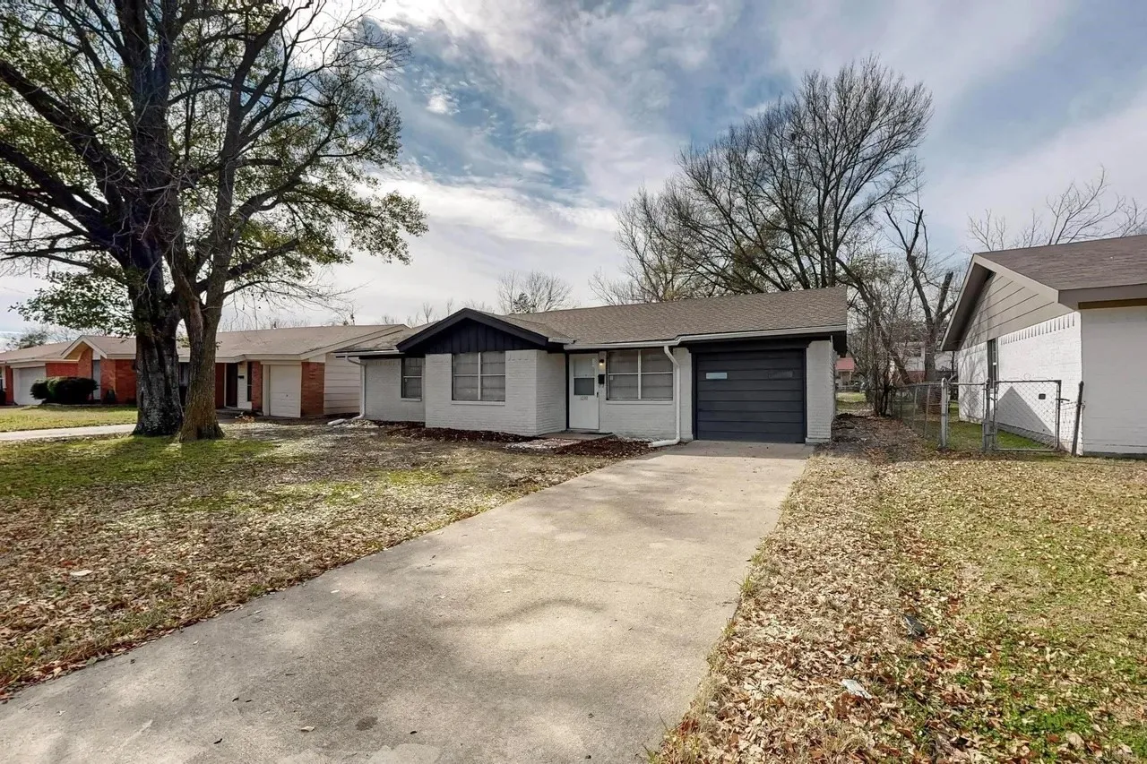 Single Family Residence For Rent in Navarro County , 1208 S Benton Street, Corsicana, Texas 75110, 4 Bedroom, 2 Bathroom, 1 Garage spaces, 1,143 Sqft, built in 1970, mls#21358333, Real Estate Agent in Corsicana, Homes For Rent in Navarro county, Homes For Rent in Corsicana, Realtor in Corsicana Texas, Real Estate Brokerage Independent Realty Texas, Luminita Cordes Realtor