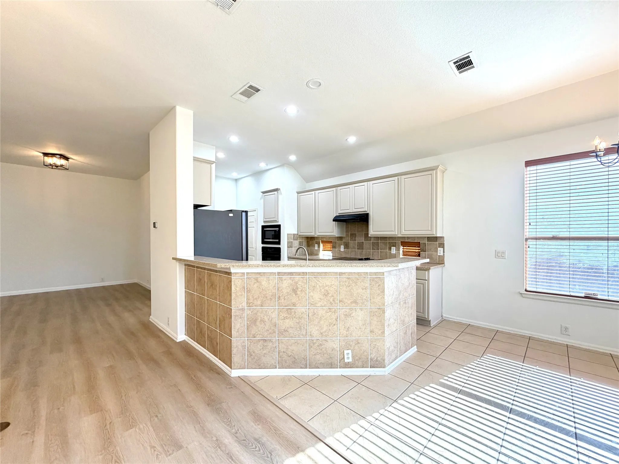 Single Family Residence For Rent in Tarrant County , 2811 Barco, Grand Prairie, Texas 75054, 3 Bedroom, 2 Bathroom, 2 Garage spaces, 2,089 Sqft, built in 2006, mls#21358901, Real Estate Agent in Grand Prairie, Homes For Rent in Tarrant county, Homes For Rent in Grand Prairie, Realtor in Grand Prairie Texas, Real Estate Brokerage Independent Realty Texas, Luminita Cordes Realtor