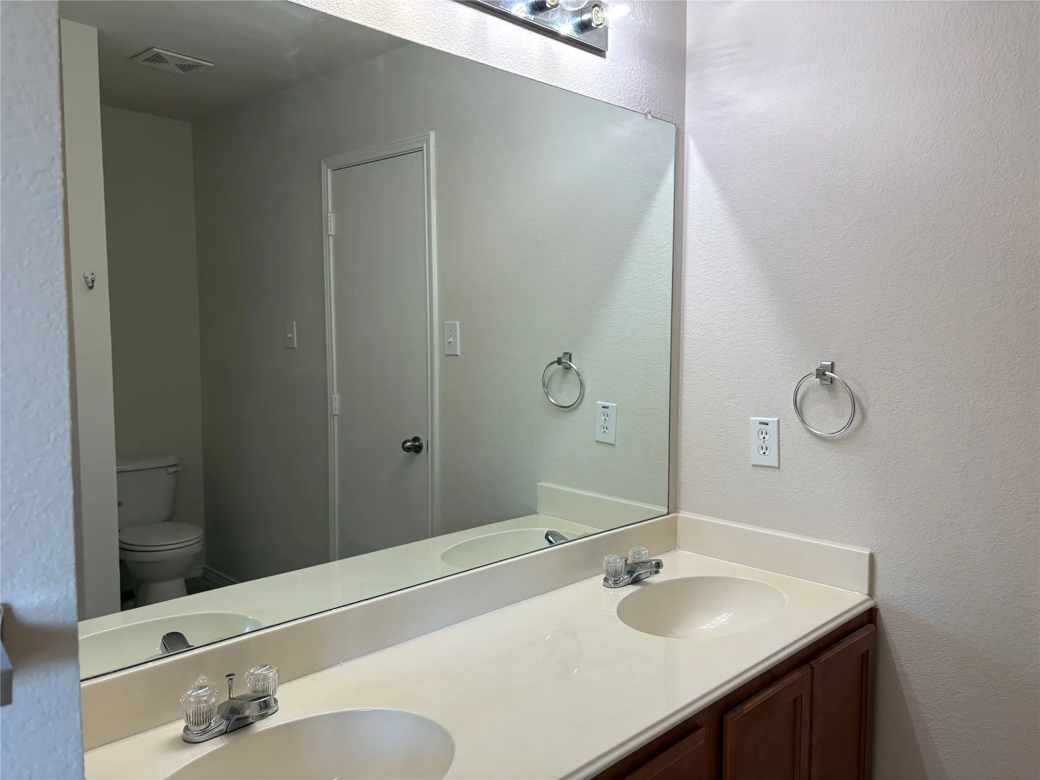 Single Family Residence For Sale in Collin County , 620 Fleming, Wylie, Texas 75098, 3 Bedroom, 3 Bathroom, 2 Garage spaces, 1,470 Sqft, built in 2007, mls#21357142, Real Estate Agent in Wylie, Homes For Sale in Collin county, Homes For Sale in Wylie, Realtor in Wylie Texas, Real Estate Brokerage Independent Realty Texas, Luminita Cordes Realtor