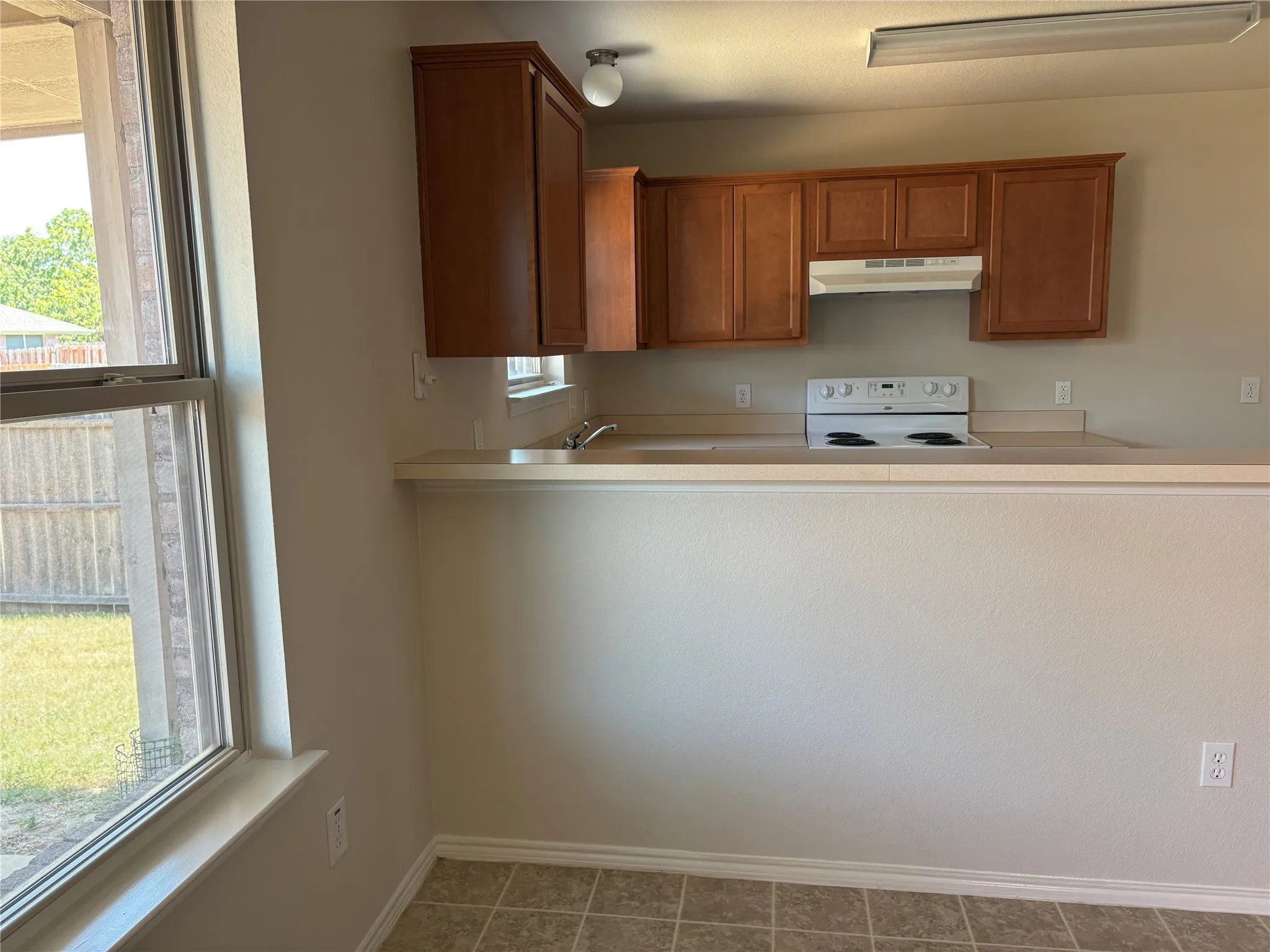 Breakfast room to Kitchen with bar