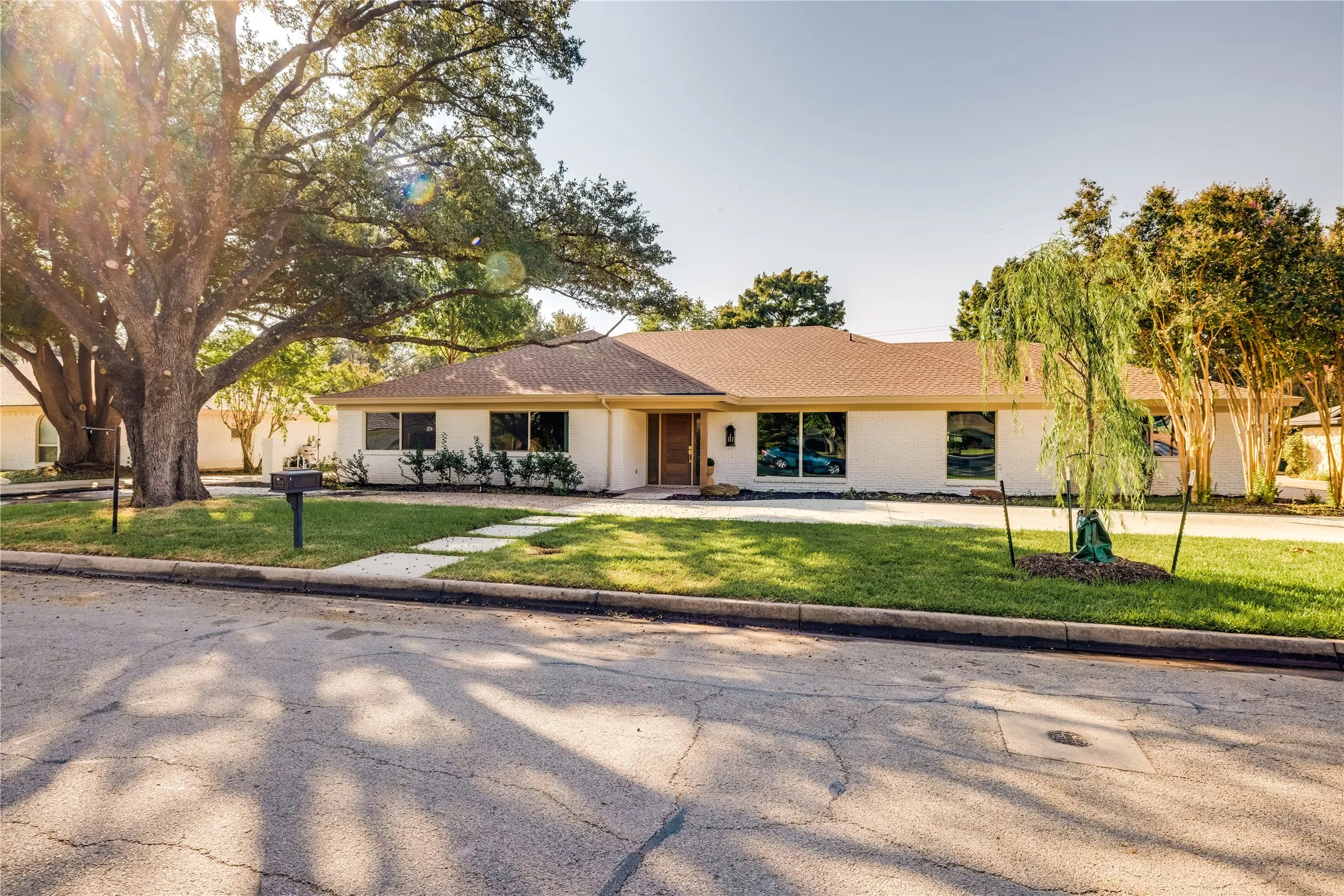 Ranch-style residence featuring a circular driveway