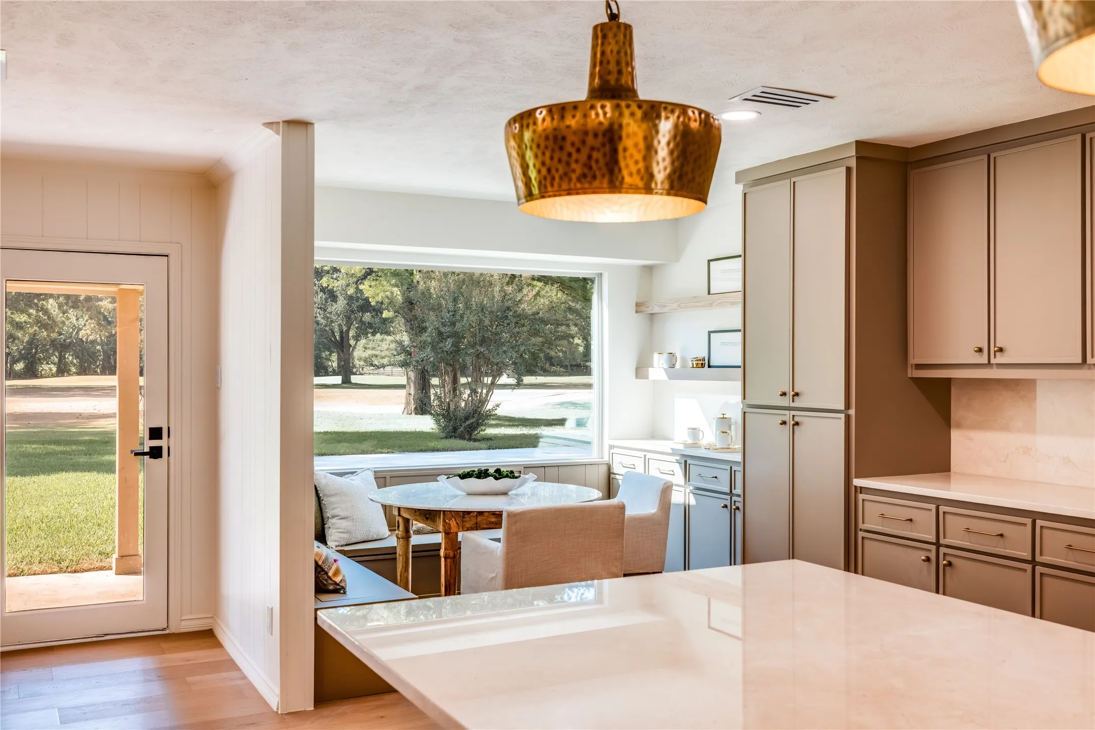Kitchen dining with a banquette