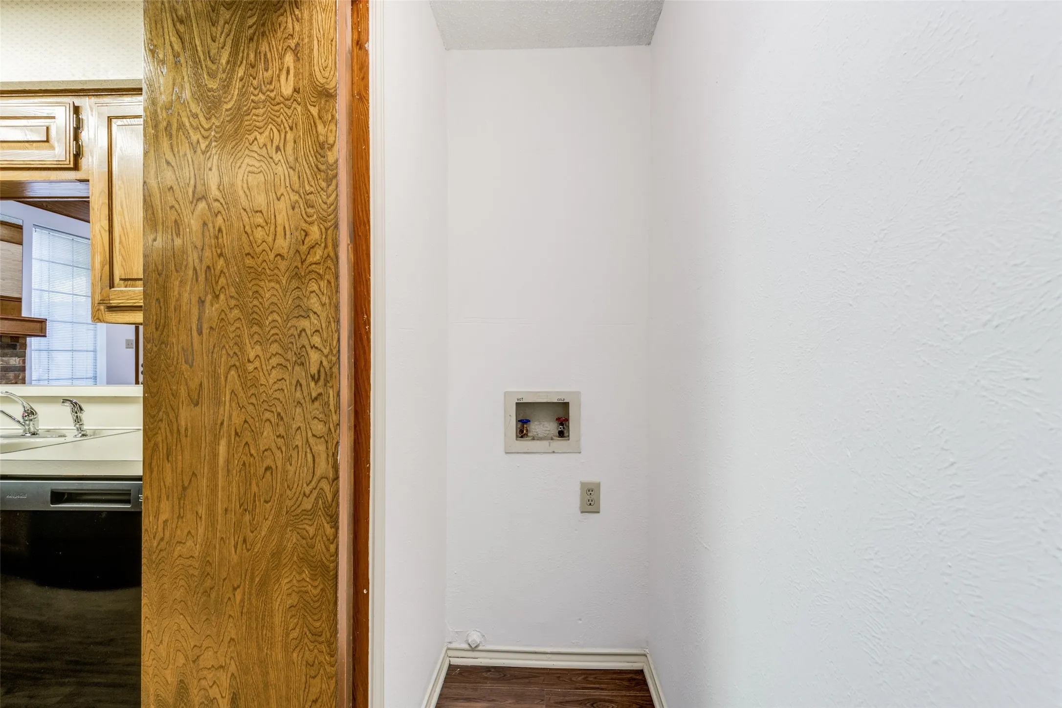 Duplex For Rent in Collin County , 2108 Promontory Point, Plano, Texas 75075, 3 Bedroom, 2 Bathroom, 2 Garage spaces, 1,348 Sqft, built in 1983, Price $2,195, mls#21351075, Real Estate Agent in Plano, Homes For Rent in Collin county, Homes For Rent in Plano, Realtor in Plano Texas, Real Estate Brokerage Independent Realty Texas, Luminita Cordes Realtor
