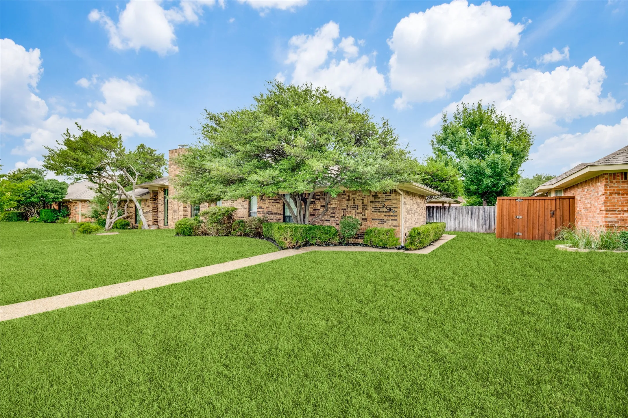 Duplex For Rent in Collin County , 2108 Promontory Point, Plano, Texas 75075, 3 Bedroom, 2 Bathroom, 2 Garage spaces, 1,348 Sqft, built in 1983, Price $2,195, mls#21351075, Real Estate Agent in Plano, Homes For Rent in Collin county, Homes For Rent in Plano, Realtor in Plano Texas, Real Estate Brokerage Independent Realty Texas, Luminita Cordes Realtor