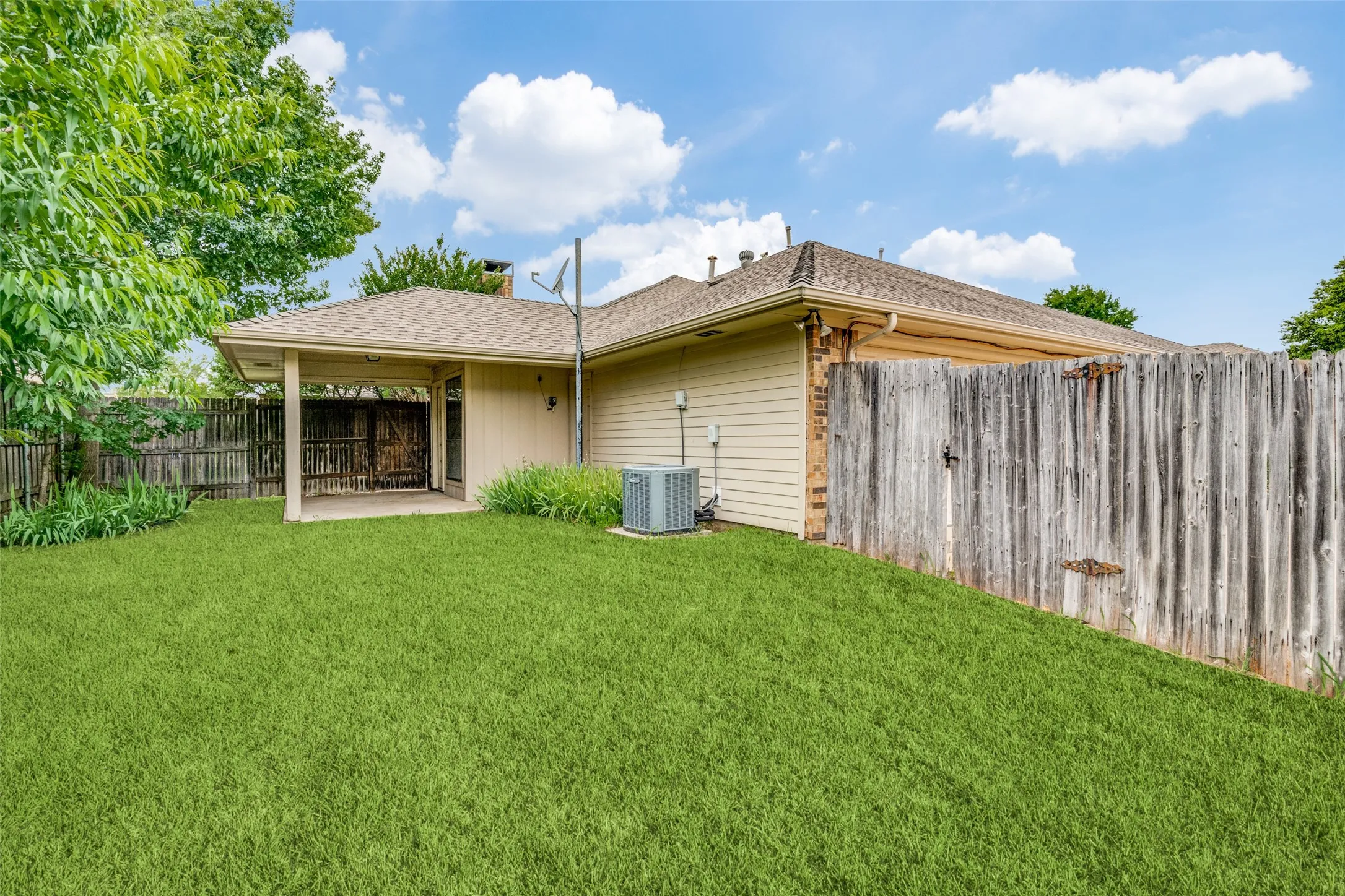 Duplex For Rent in Collin County , 2108 Promontory Point, Plano, Texas 75075, 3 Bedroom, 2 Bathroom, 2 Garage spaces, 1,348 Sqft, built in 1983, Price $2,195, mls#21351075, Real Estate Agent in Plano, Homes For Rent in Collin county, Homes For Rent in Plano, Realtor in Plano Texas, Real Estate Brokerage Independent Realty Texas, Luminita Cordes Realtor