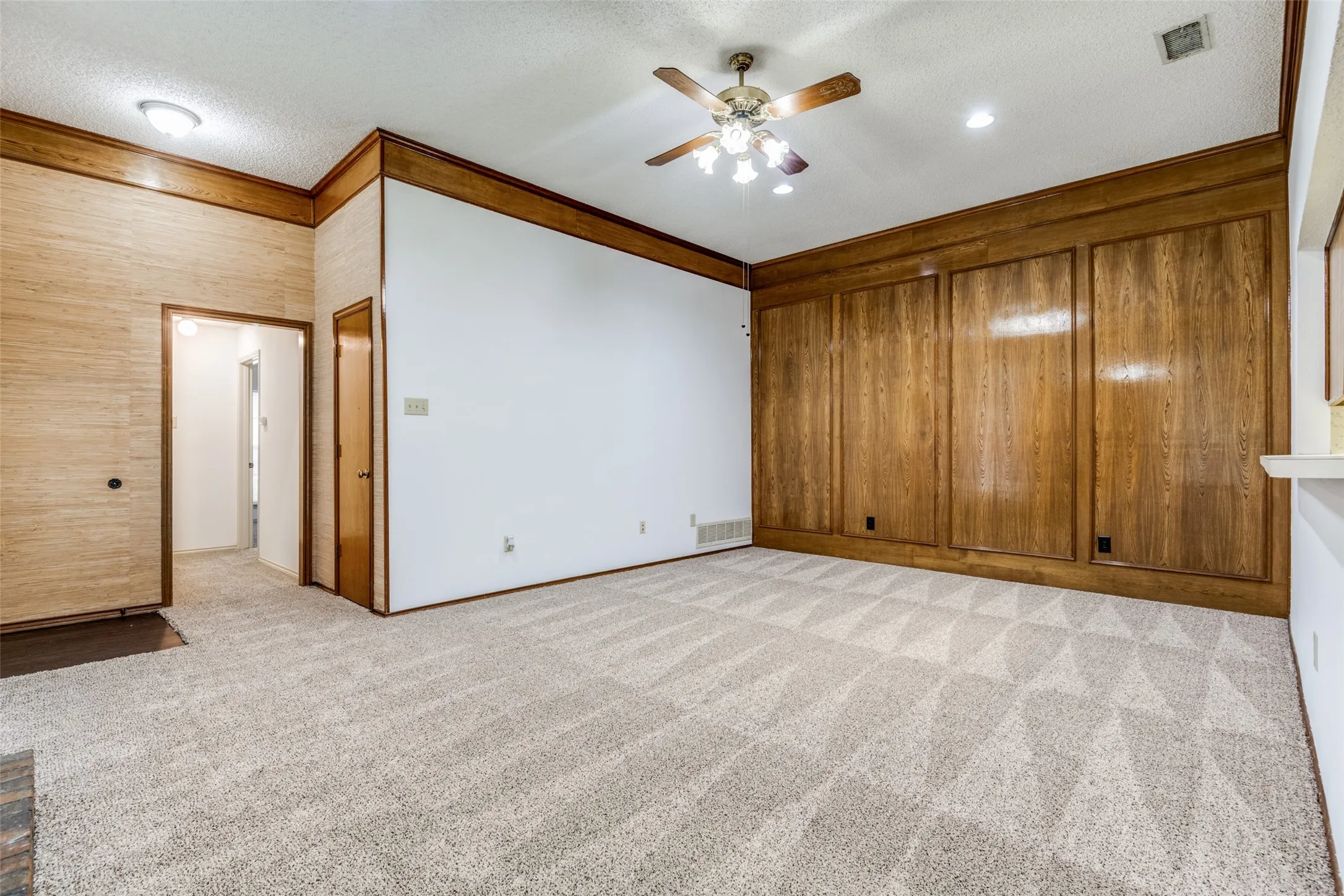 Duplex For Rent in Collin County , 2108 Promontory Point, Plano, Texas 75075, 3 Bedroom, 2 Bathroom, 2 Garage spaces, 1,348 Sqft, built in 1983, Price $2,195, mls#21351075, Real Estate Agent in Plano, Homes For Rent in Collin county, Homes For Rent in Plano, Realtor in Plano Texas, Real Estate Brokerage Independent Realty Texas, Luminita Cordes Realtor