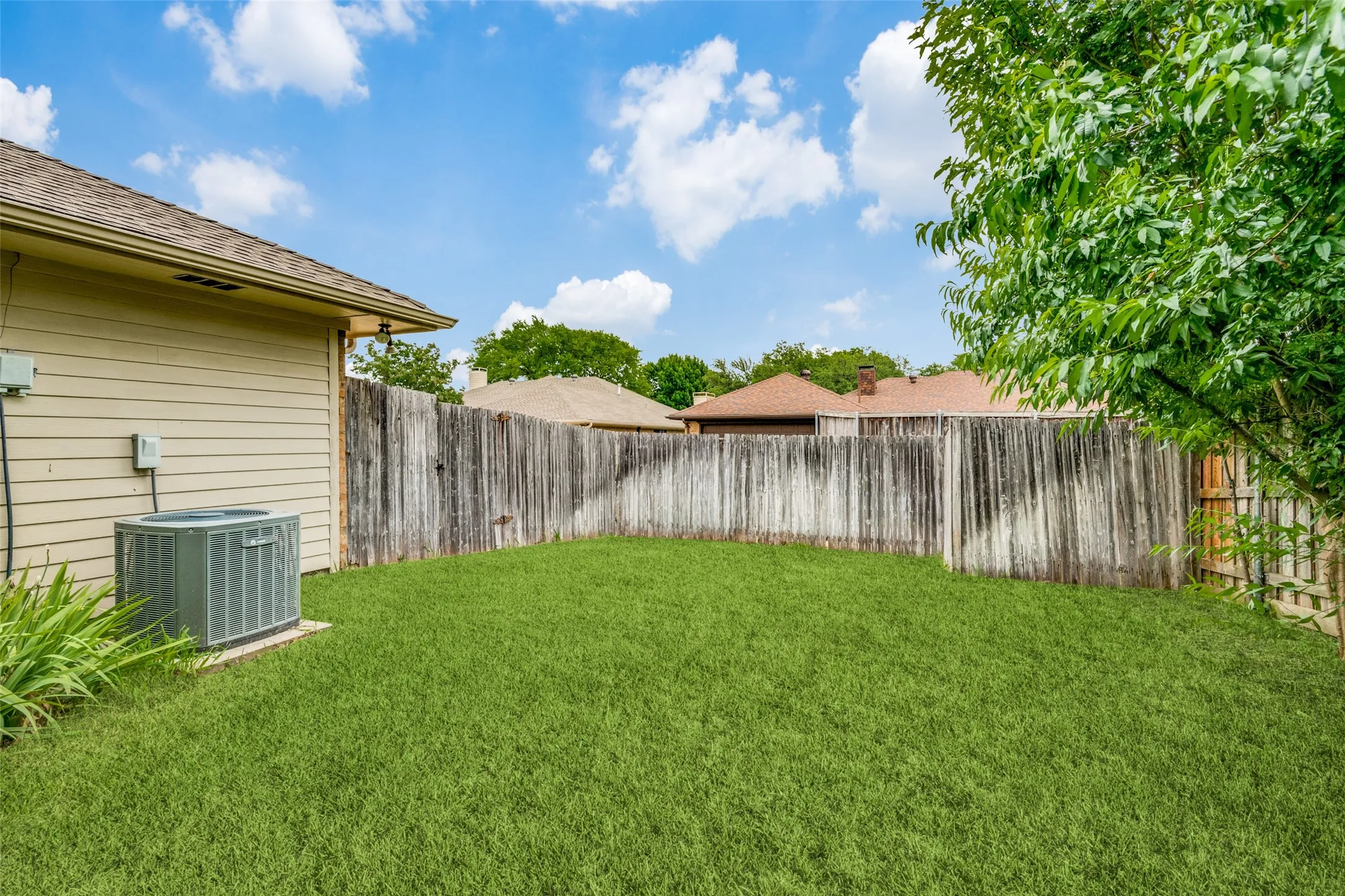 Duplex For Rent in Collin County , 2108 Promontory Point, Plano, Texas 75075, 3 Bedroom, 2 Bathroom, 2 Garage spaces, 1,348 Sqft, built in 1983, Price $2,195, mls#21351075, Real Estate Agent in Plano, Homes For Rent in Collin county, Homes For Rent in Plano, Realtor in Plano Texas, Real Estate Brokerage Independent Realty Texas, Luminita Cordes Realtor