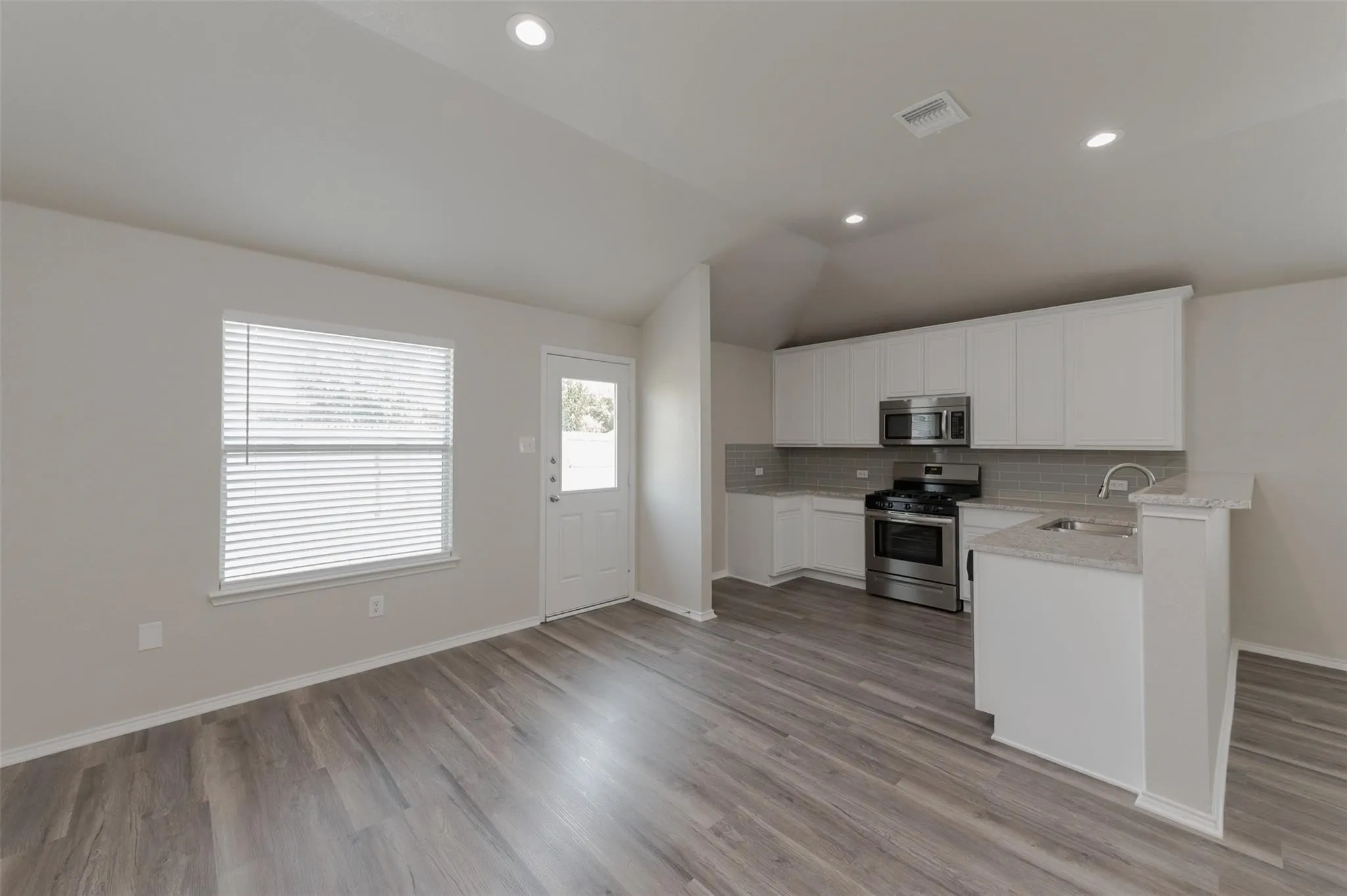 Single Family Residence For Rent in Tarrant County , 1232 Round Pen Run, Fort Worth, Texas 76052, 4 Bedroom, 2 Bathroom, 2 Garage spaces, 2,064 Sqft, built in 2006, mls#21356534, Real Estate Agent in Fort Worth, Homes For Rent in Tarrant county, Homes For Rent in Fort Worth, Realtor in Fort Worth Texas, Real Estate Brokerage Independent Realty Texas, Luminita Cordes Realtor
