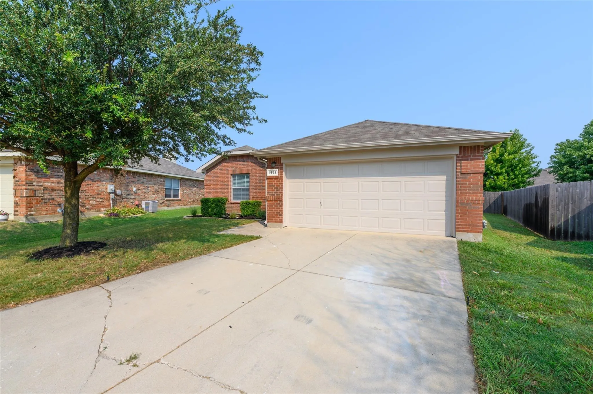 Single Family Residence For Rent in Tarrant County , 1232 Round Pen Run, Fort Worth, Texas 76052, 4 Bedroom, 2 Bathroom, 2 Garage spaces, 2,064 Sqft, built in 2006, mls#21356534, Real Estate Agent in Fort Worth, Homes For Rent in Tarrant county, Homes For Rent in Fort Worth, Realtor in Fort Worth Texas, Real Estate Brokerage Independent Realty Texas, Luminita Cordes Realtor