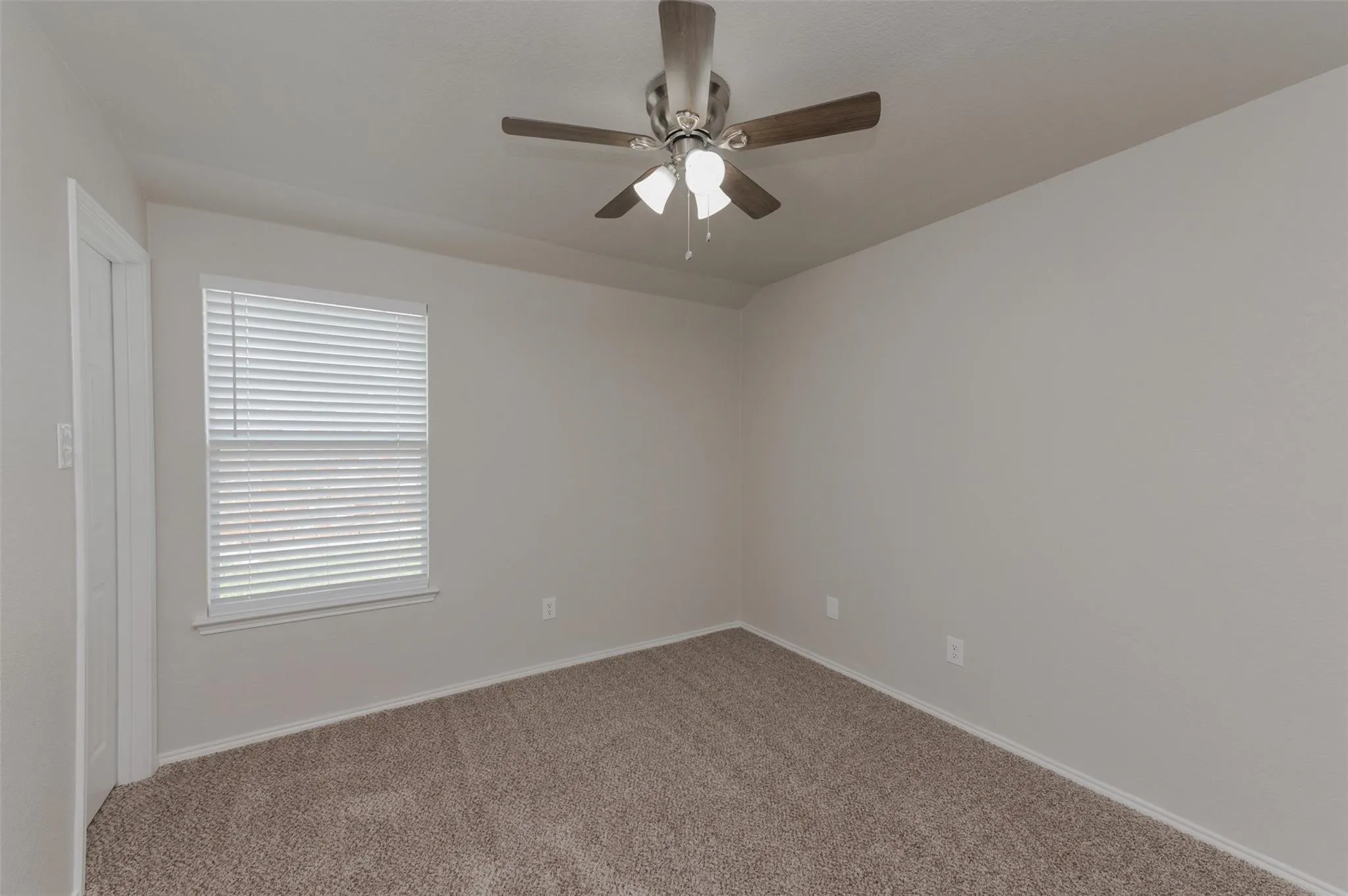Single Family Residence For Rent in Tarrant County , 1232 Round Pen Run, Fort Worth, Texas 76052, 4 Bedroom, 2 Bathroom, 2 Garage spaces, 2,064 Sqft, built in 2006, mls#21356534, Real Estate Agent in Fort Worth, Homes For Rent in Tarrant county, Homes For Rent in Fort Worth, Realtor in Fort Worth Texas, Real Estate Brokerage Independent Realty Texas, Luminita Cordes Realtor